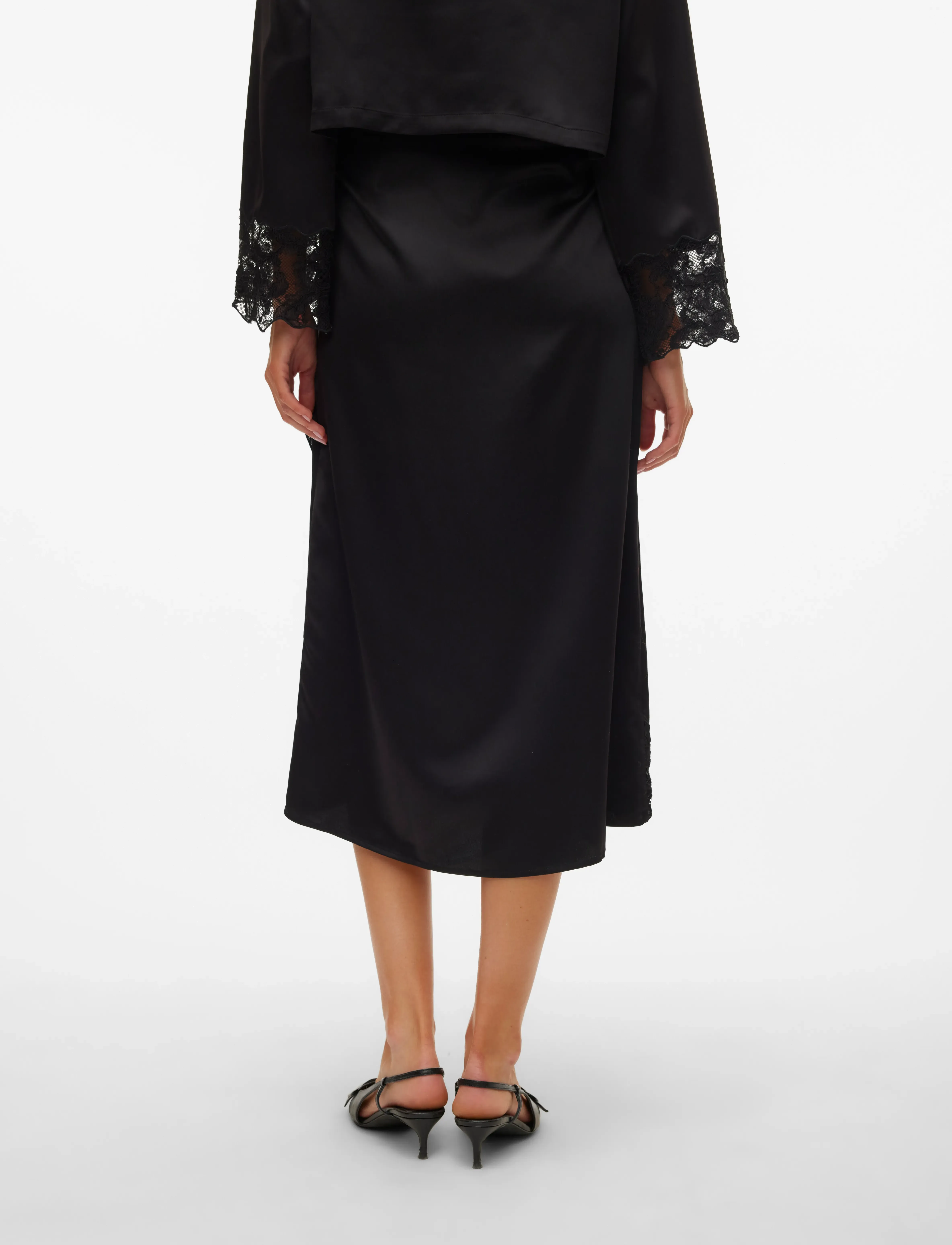 Vero Moda - VMMERLE LACE HW 7/8 SKIRT WVN GA - satinröcke - black - 2
