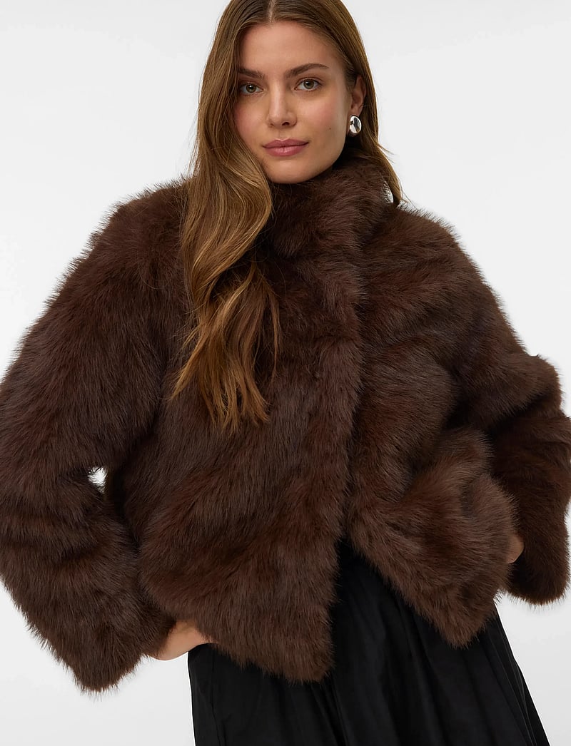 Vero Moda - VMMONROE SHORT JACKET NOOS - kunstpelz - chocolate torte - 3