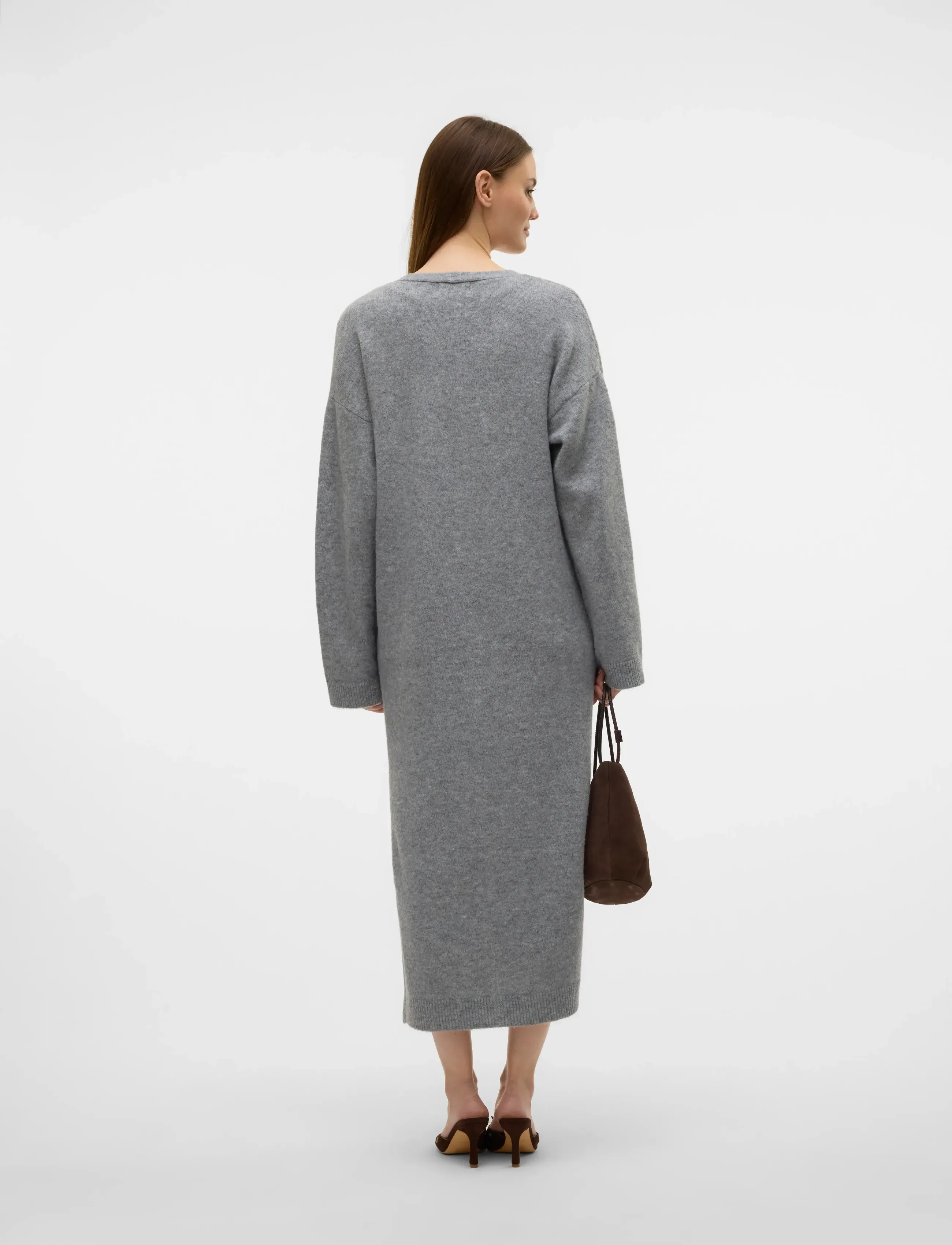 Vero Moda - AWNINNA LS V-NECK 7/8 KNIT DRESS - stickade klänningar - dark grey melange - 2