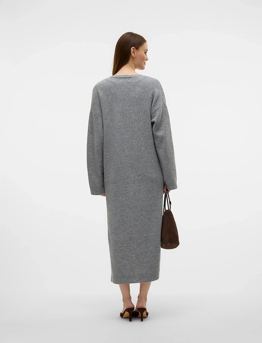 Vero Moda - AWNINNA LS V-NECK 7/8 KNIT DRESS - stickade klänningar - dark grey melange - 2