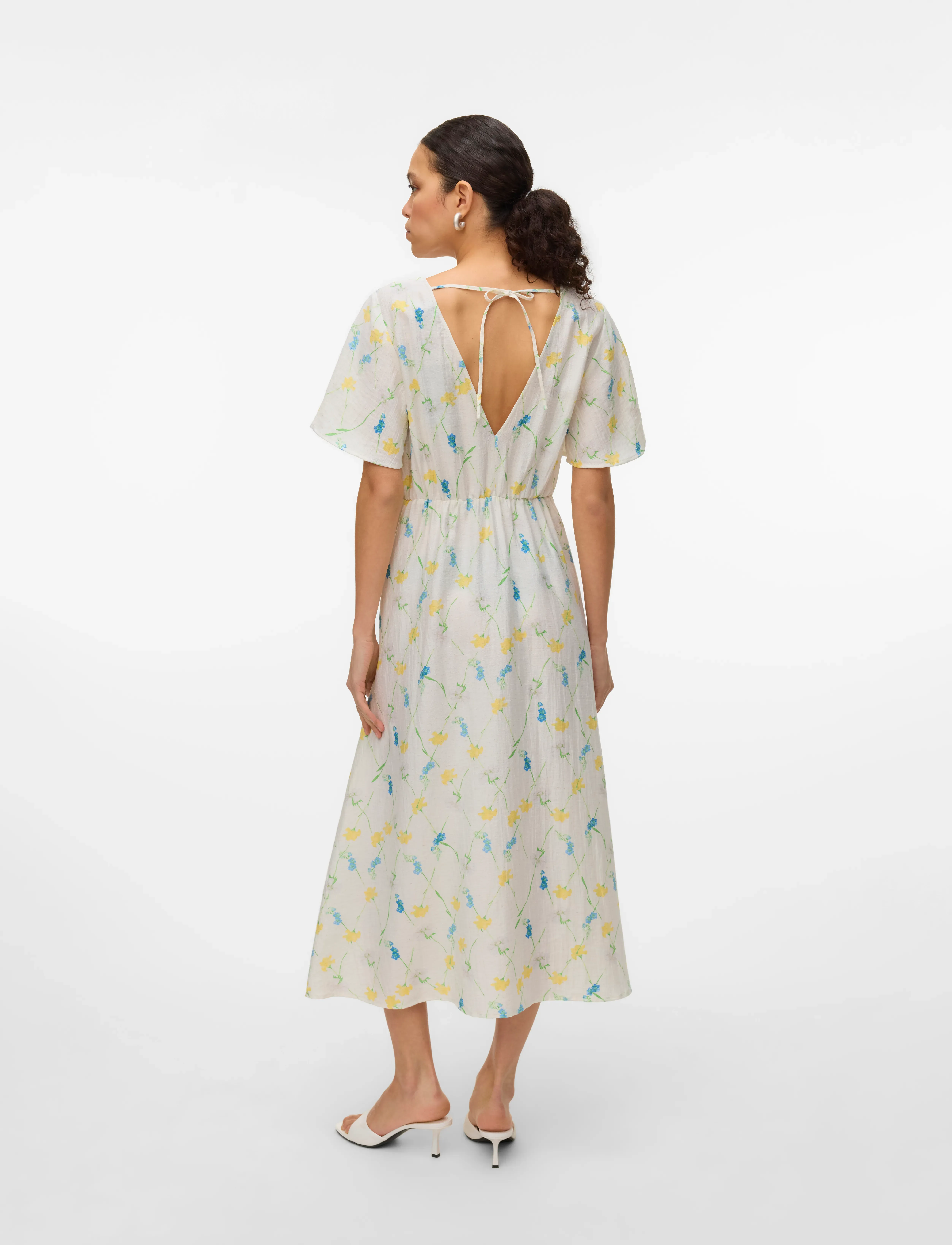 Vero Moda - VMFLORA OLGA SS 7/8 DRESS WVN GA - midi kjoler - snow white - 2