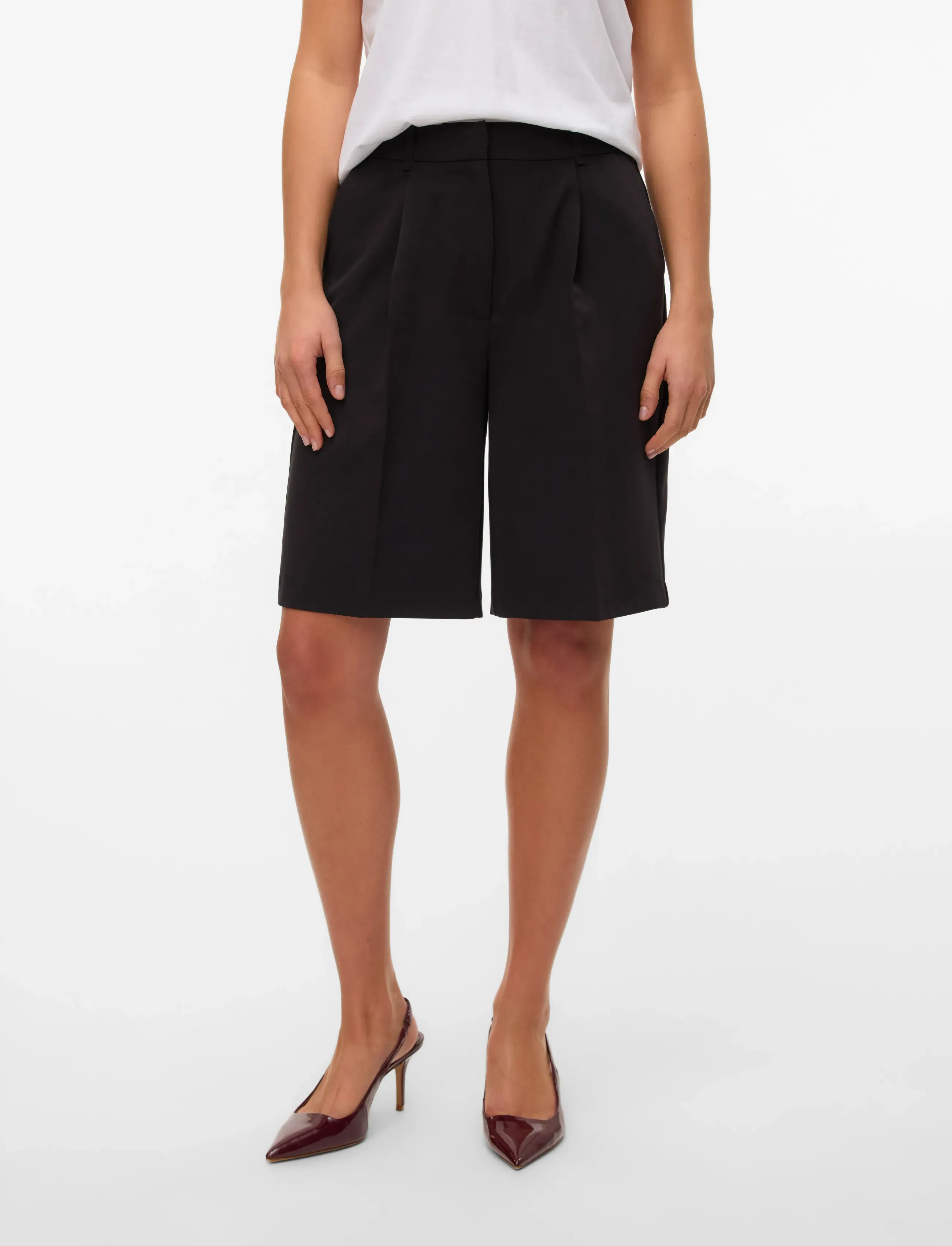 Vero Moda - AWPASSI MW KNEE SHORTS NOOS - bermuda püksid - black - 0