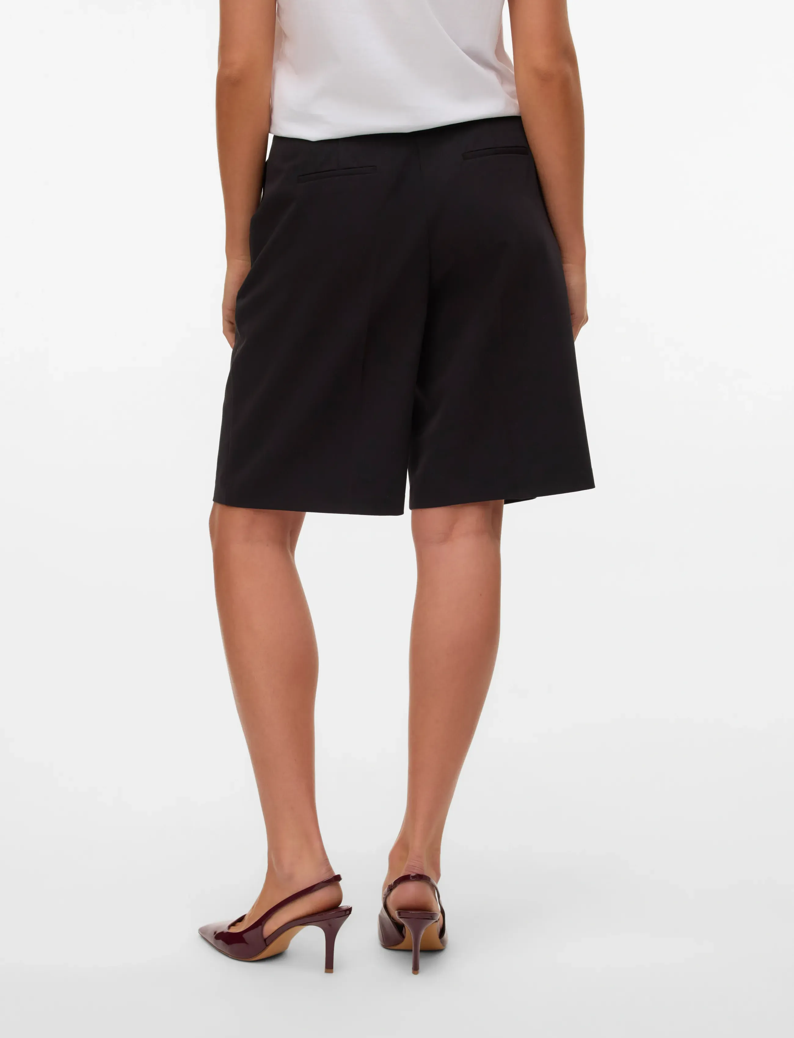 Vero Moda - AWPASSI MW KNEE SHORTS NOOS - bermuda püksid - black - 2