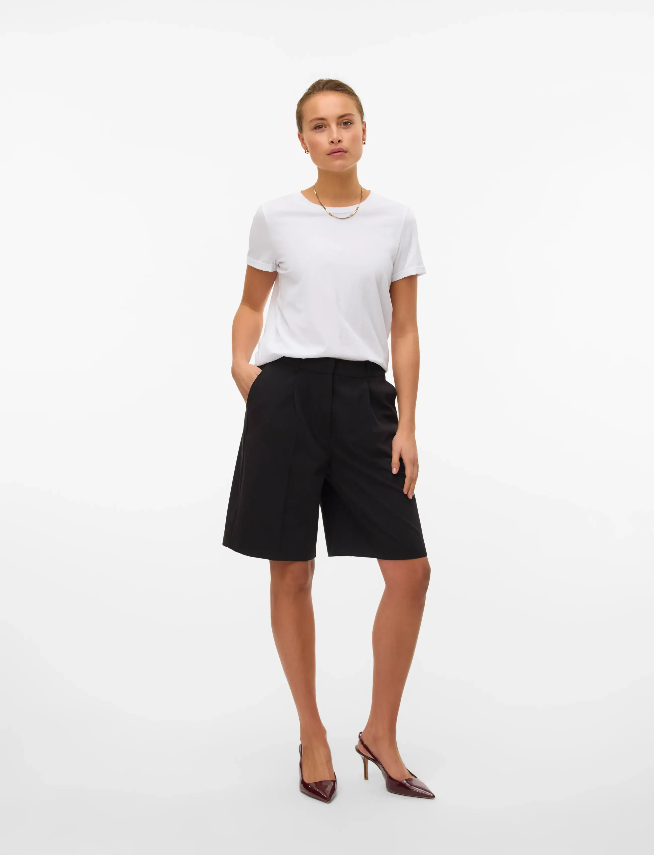 Vero Moda - AWPASSI MW KNEE SHORTS NOOS - bermuda püksid - black - 3