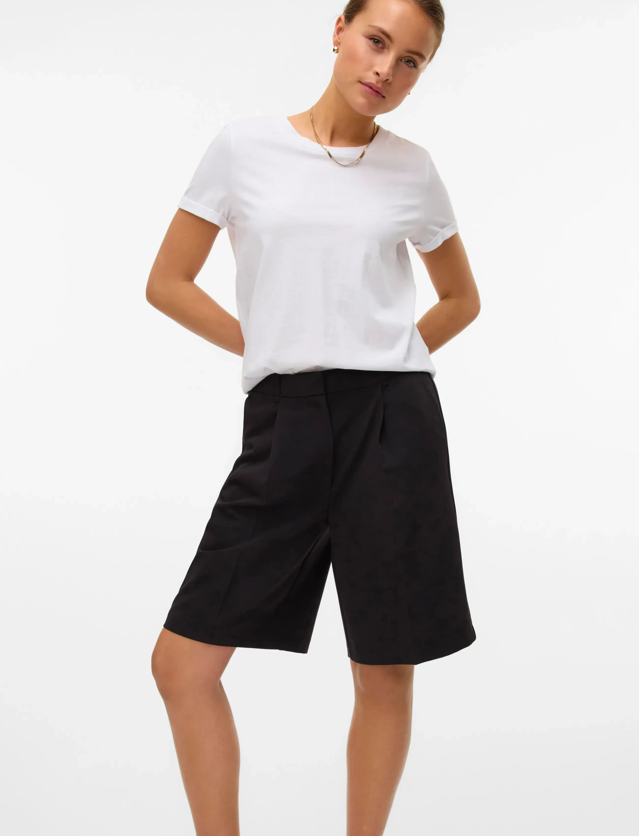 Vero Moda - AWPASSI MW KNEE SHORTS NOOS - bermuda püksid - black - 4
