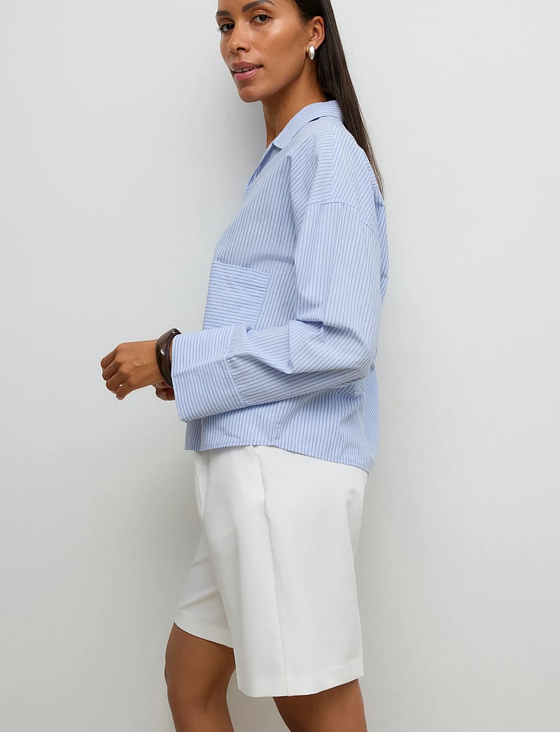 Vero Moda - AWPASSI MW KNEE SHORTS NOOS - bermudashorts - snow white - 3