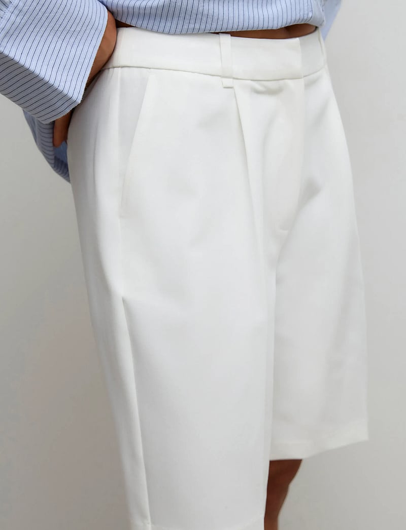 Vero Moda - AWPASSI MW KNEE SHORTS NOOS - bermudashorts - snow white - 4