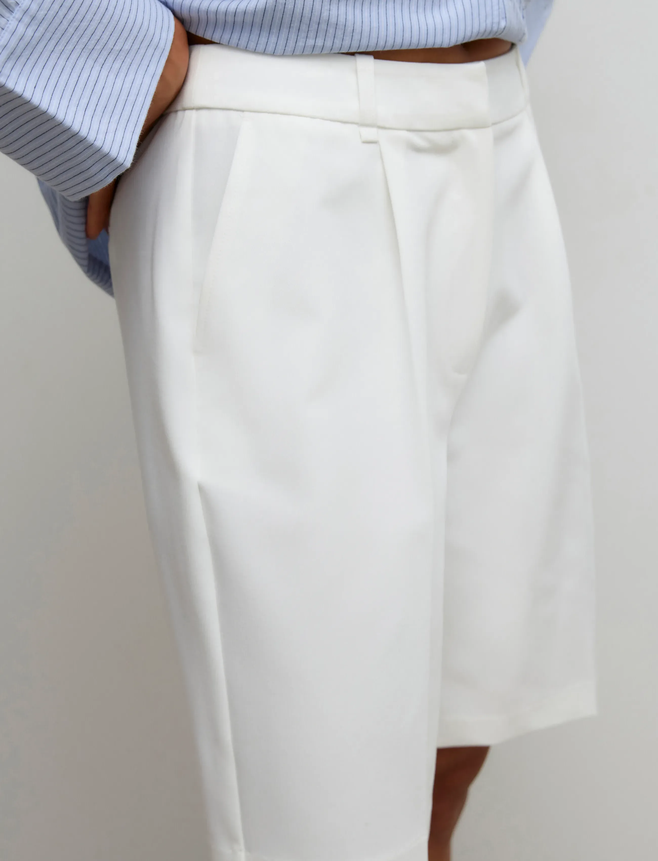 Vero Moda - AWPASSI MW KNEE SHORTS NOOS - bermudas - snow white - 4