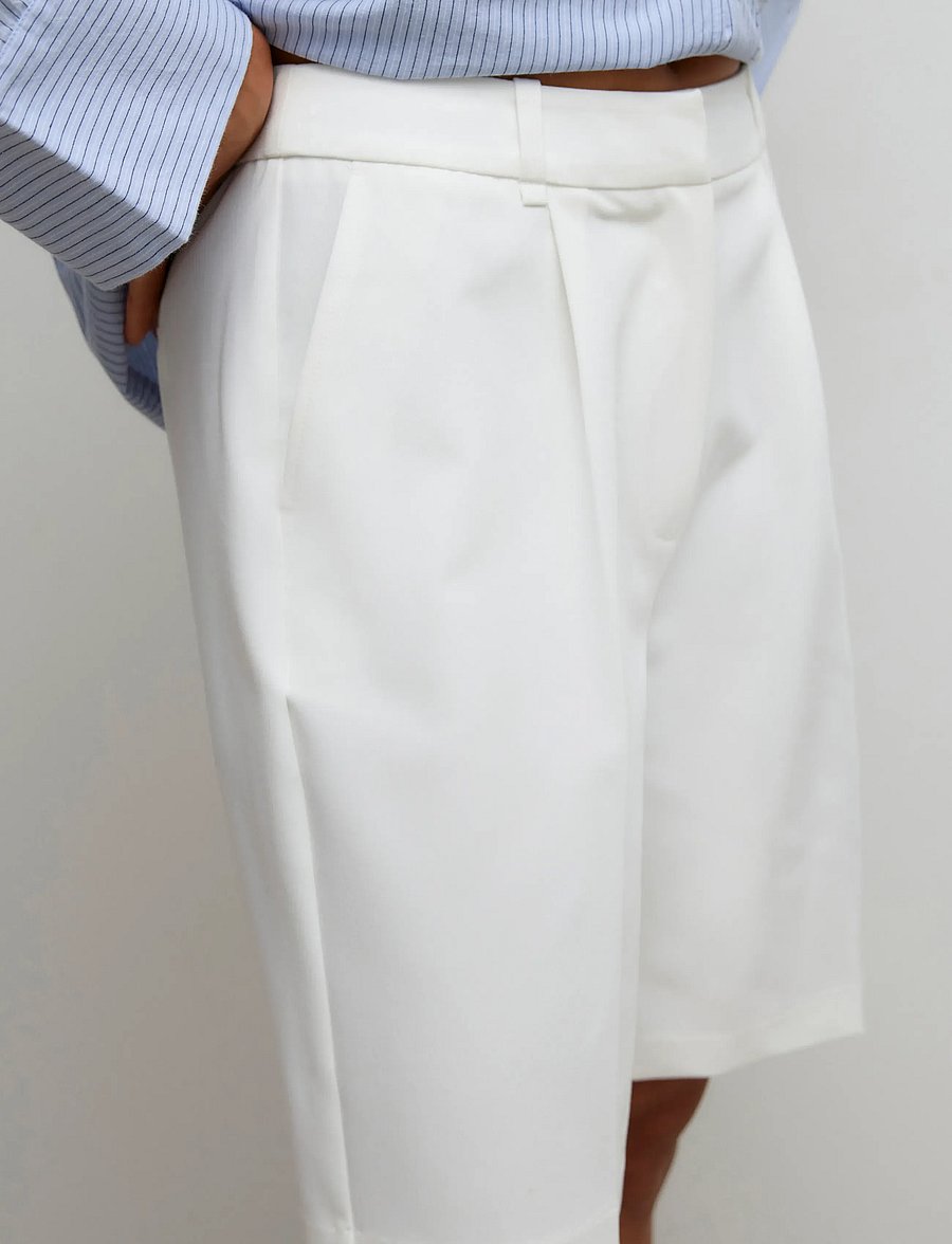 Vero Moda - AWPASSI MW KNEE SHORTS NOOS - bermuda-shortsit - snow white - 4