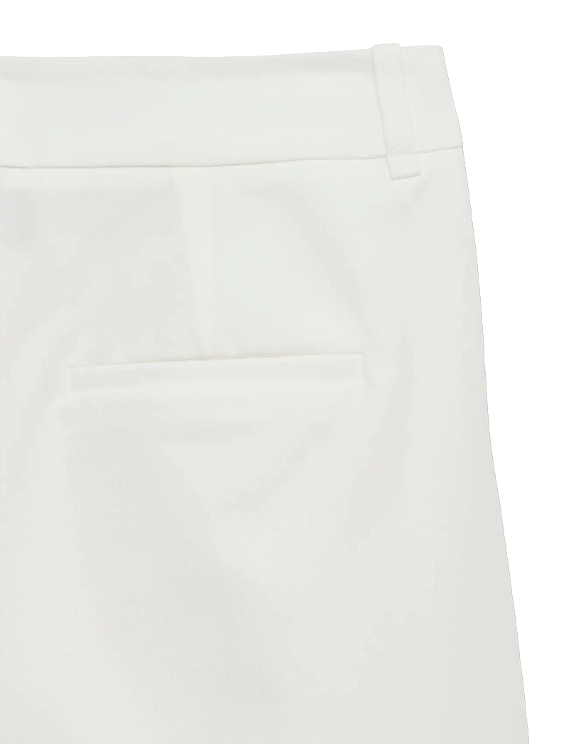 Vero Moda - AWPASSI MW KNEE SHORTS NOOS - bermudashorts - snow white - 5