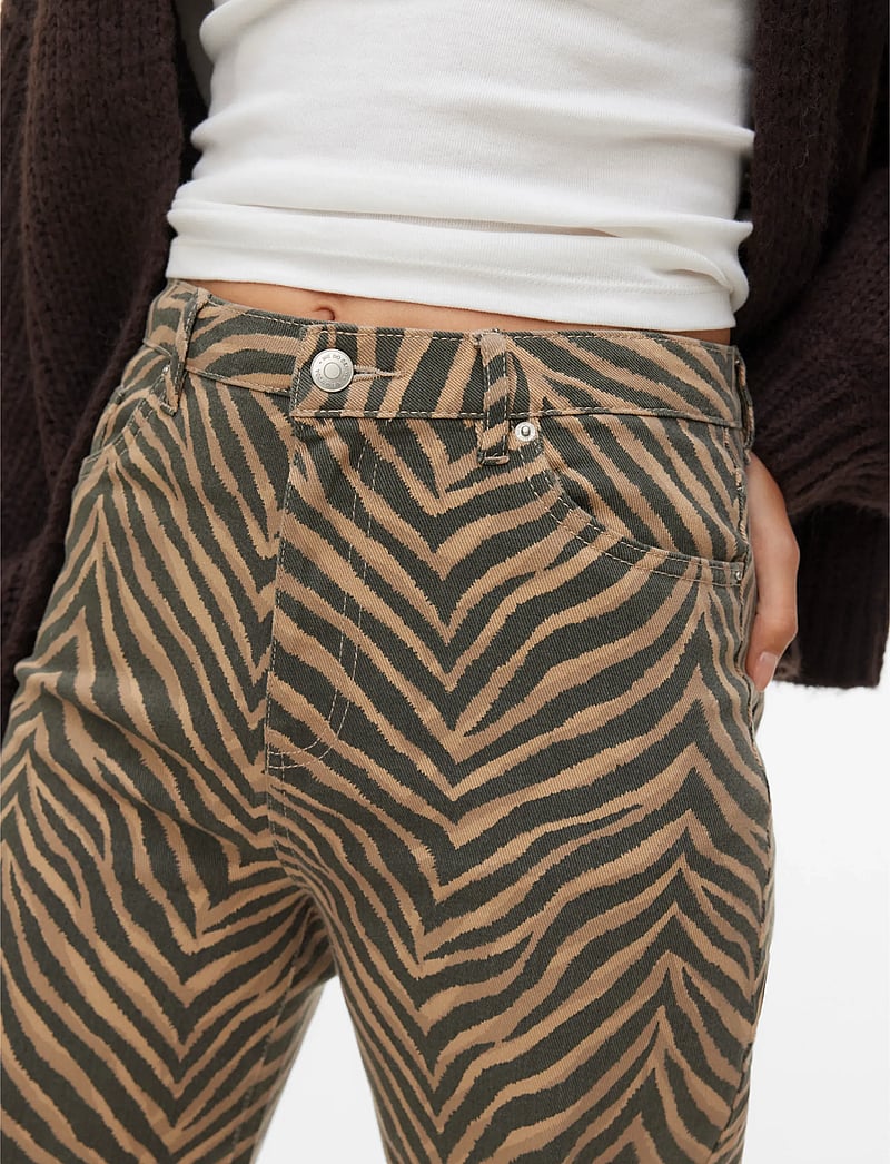 Vero Moda - VMTESSA HR WIDE STRETCH AOP JEANS NOOS - hosen mit weitem bein - silver mink - 5