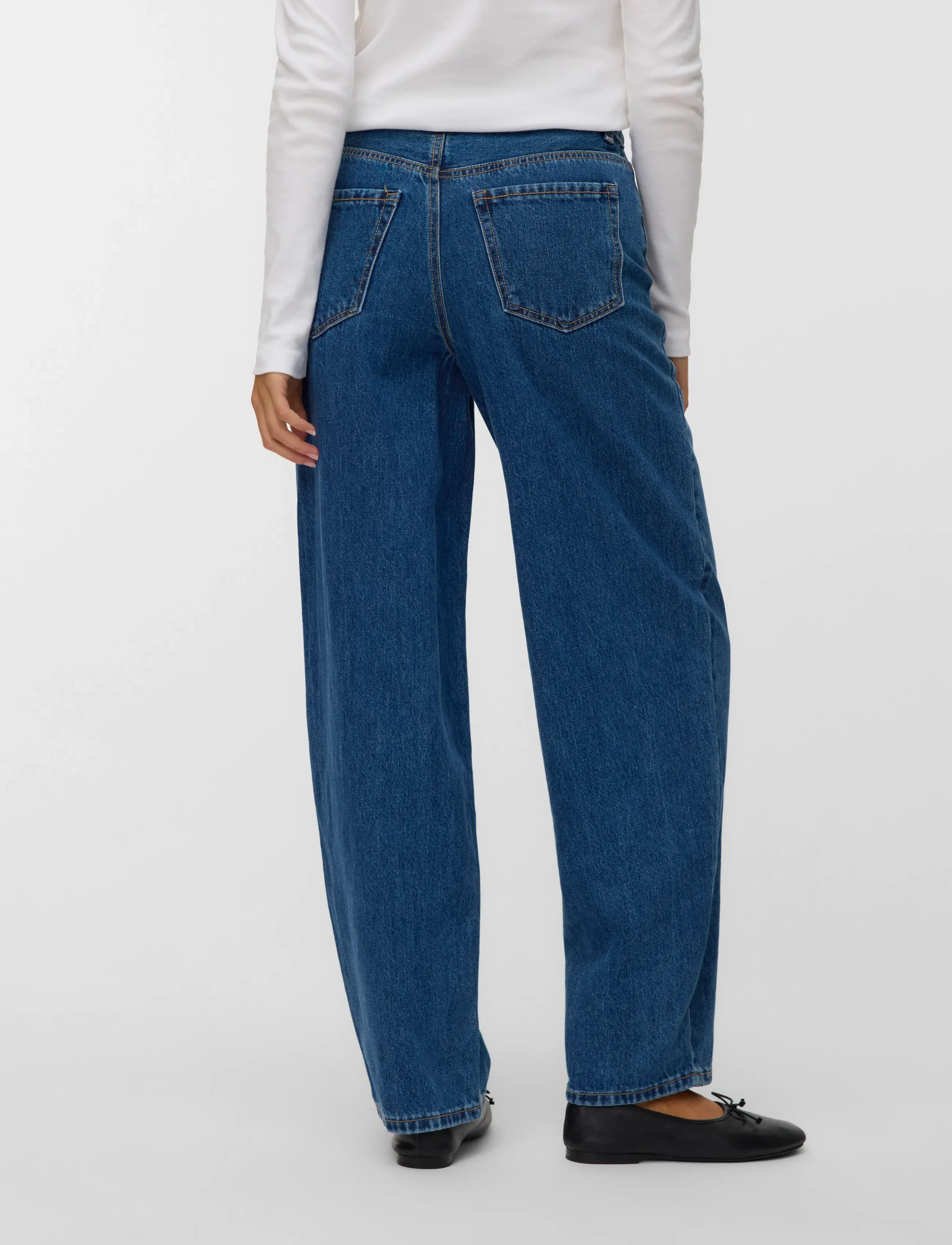 Vero Moda - VMBILLIE HR BARREL ANK JEANS LI3142 NOOS - hosen mit weitem bein - medium blue denim - 2