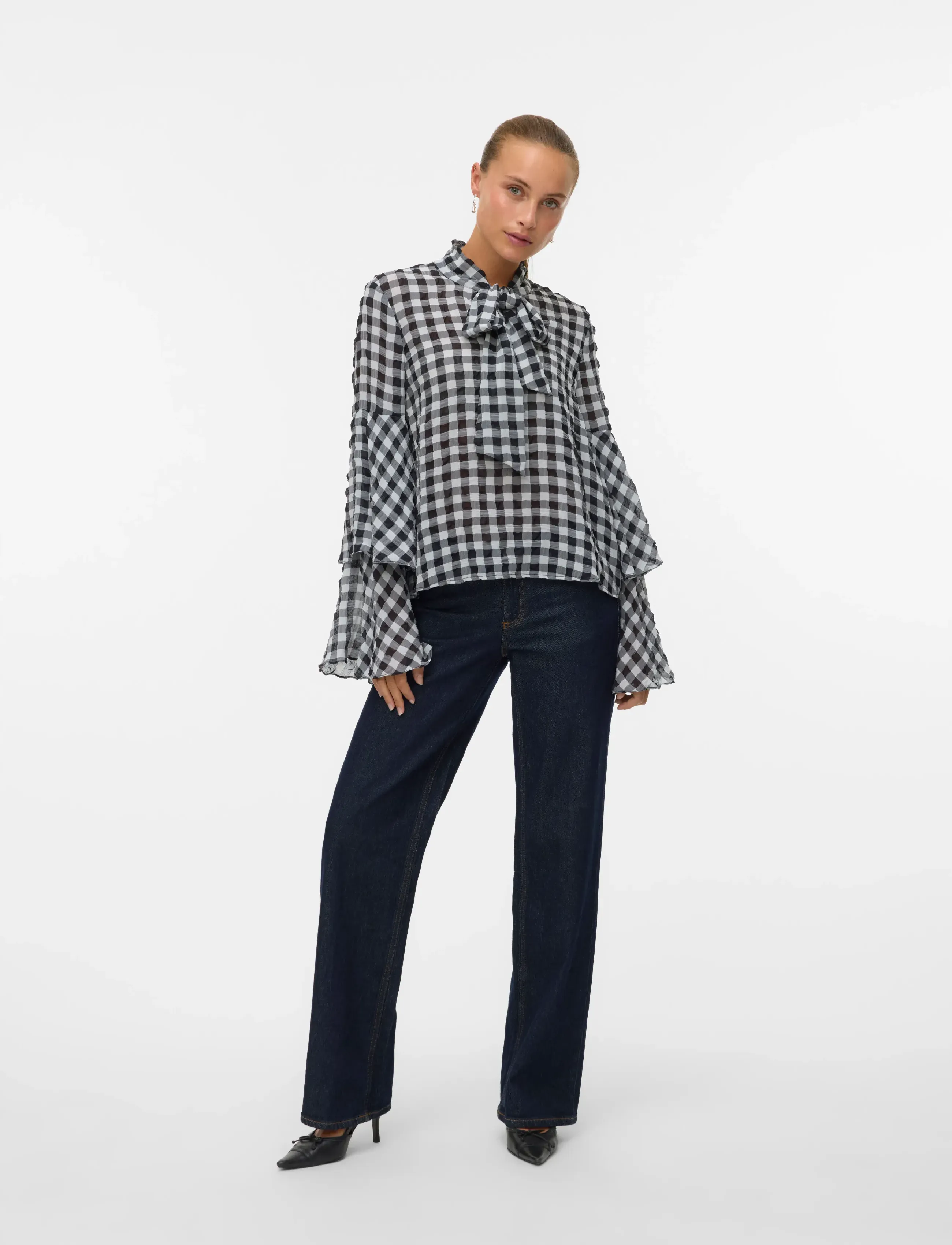 Vero Moda Vmsia Ls Flounce Top Wvn Ga, Kvinder, Gingham Sløjfehals Flæseærme Top, Sort, Str: S