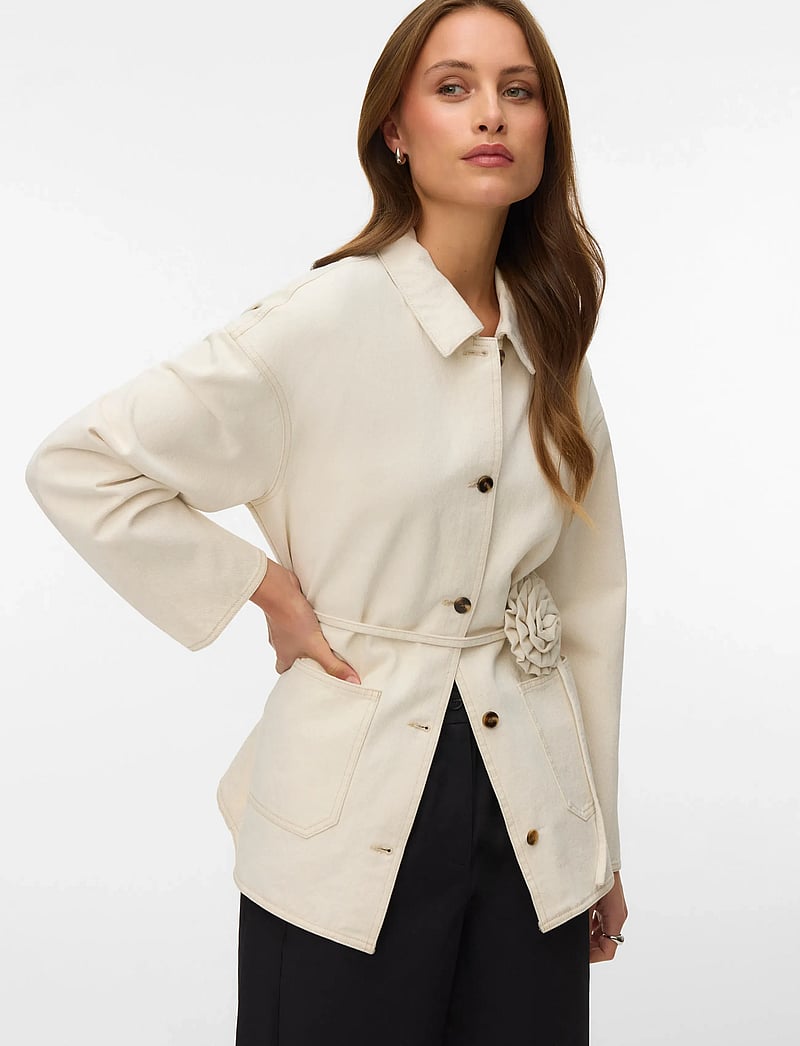 Vero Moda - VMSAZZY LS ROSE BELT DNM JAKCET - jeansjacken - ecru - 4