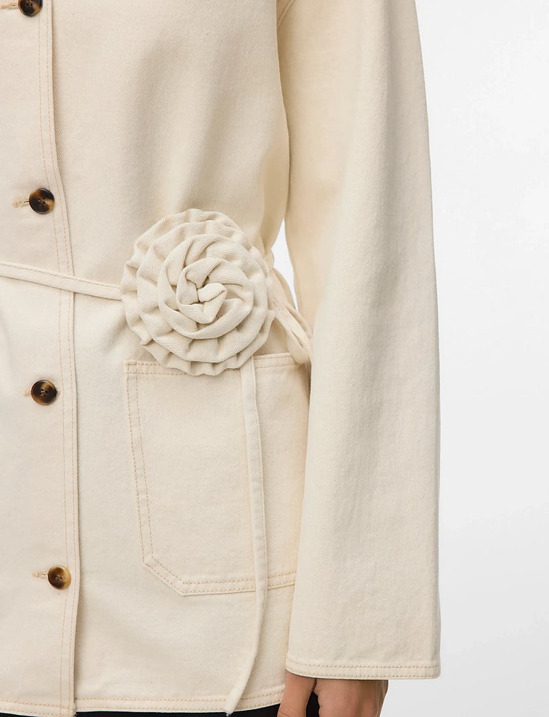 Vero Moda - VMSAZZY LS ROSE BELT DNM JAKCET - jeansjacken - ecru - 5