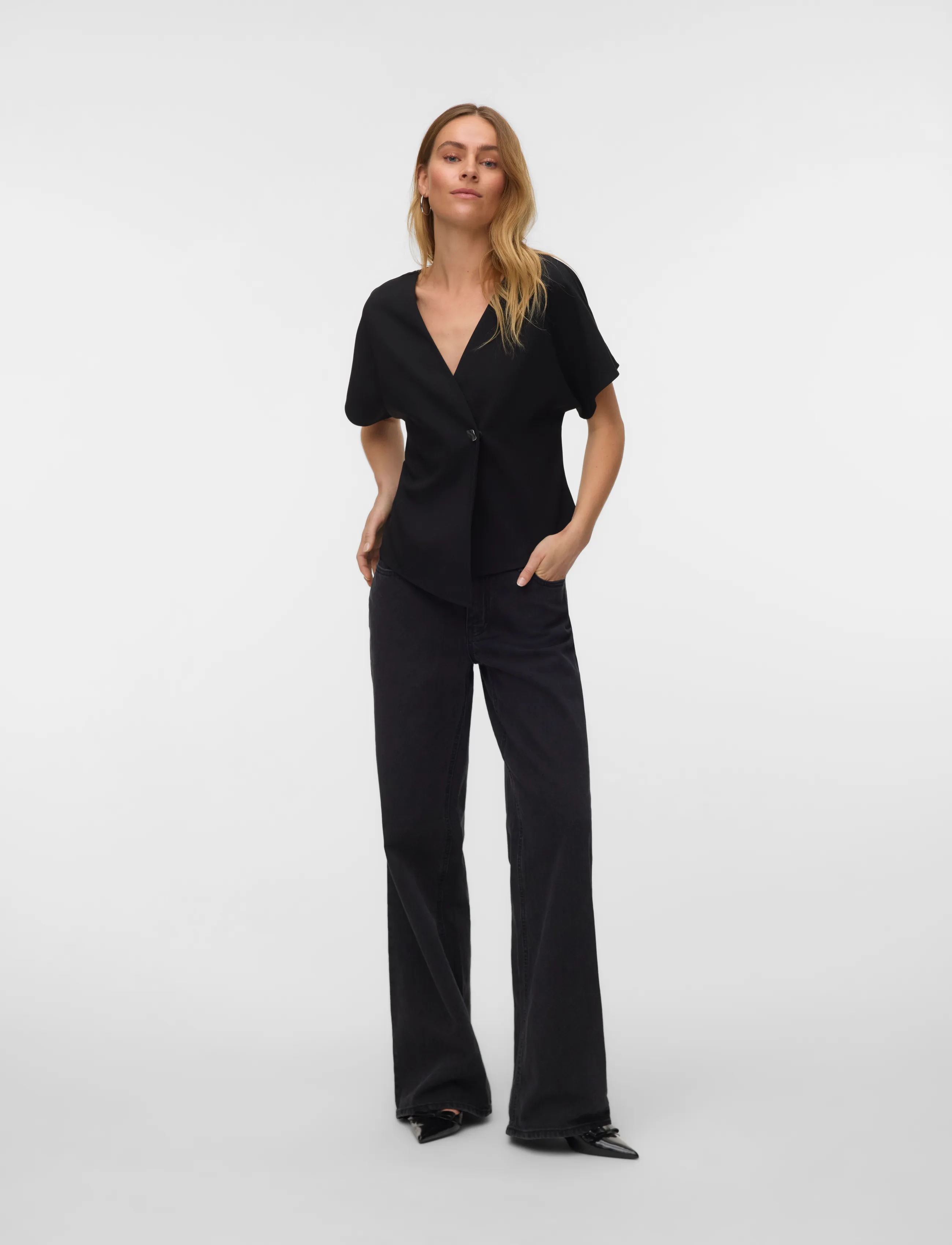 Vero Moda VMSONJA SS V-NECK TOP WVN EXP - Pluusid - BLACK / black