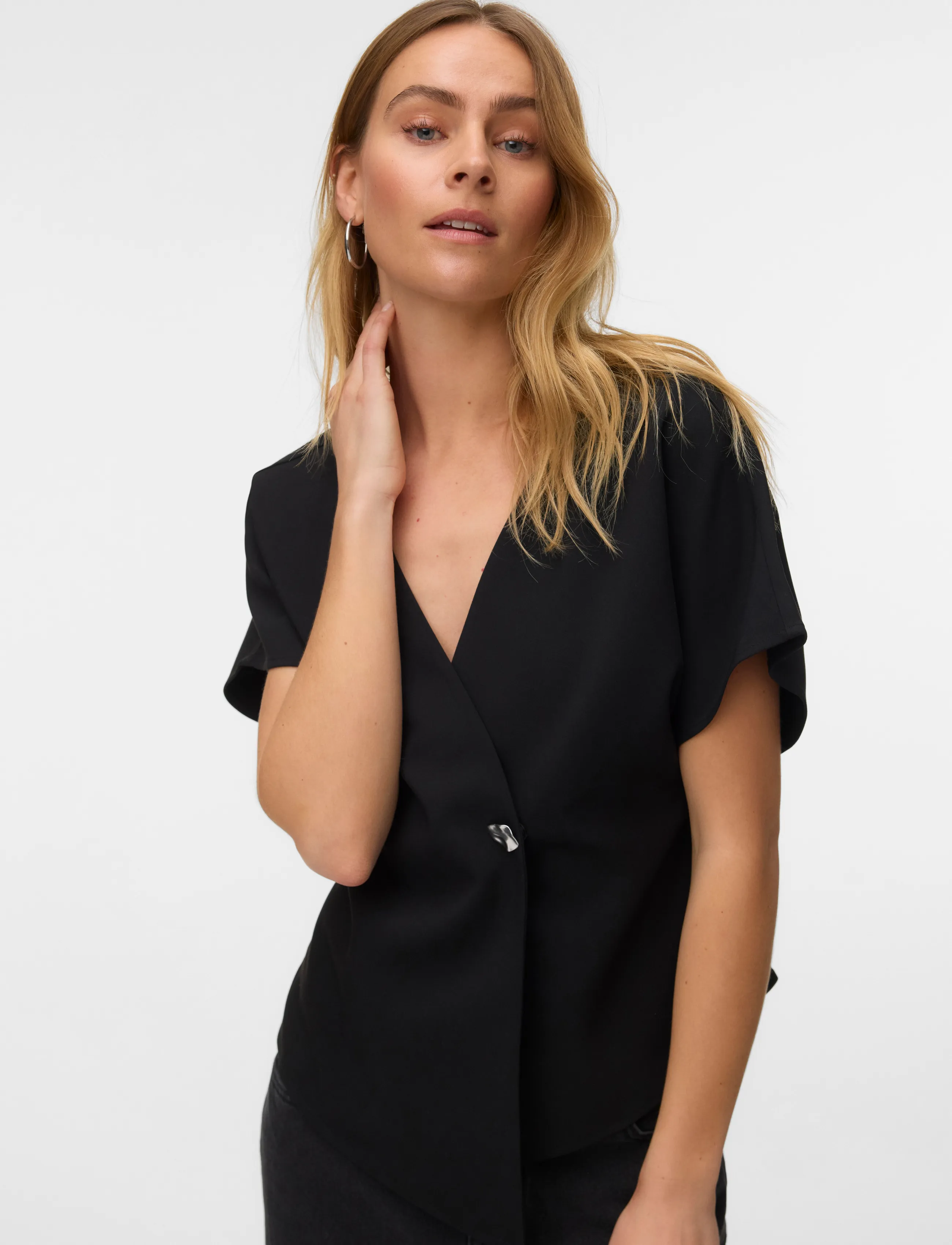 Vero Moda - VMSONJA SS V-NECK TOP WVN EXP - lühikeste varrukatega pluusid - black - 4