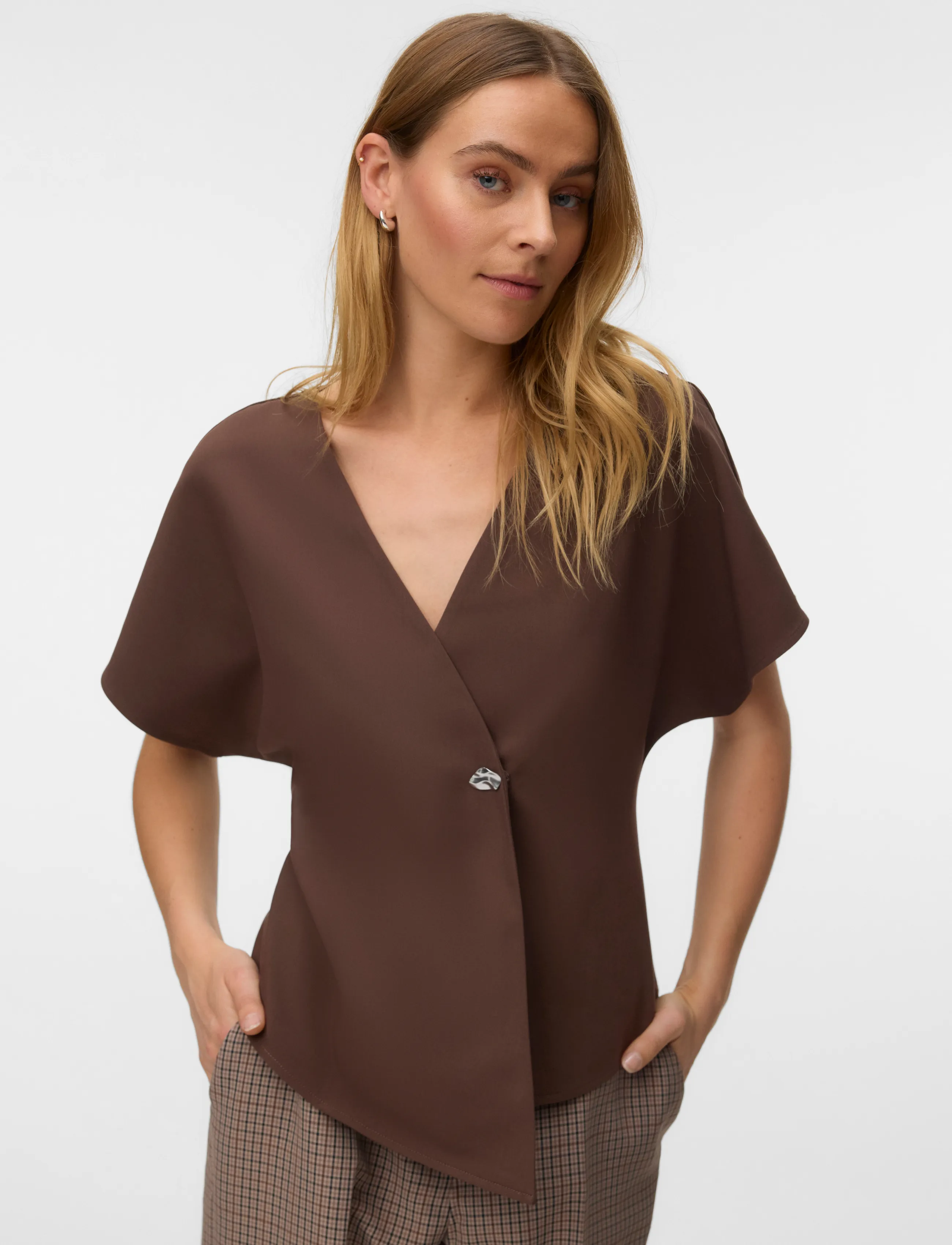 Vero Moda - VMSONJA SS V-NECK TOP WVN EXP - kortærmede bluser - chocolate martini - 4