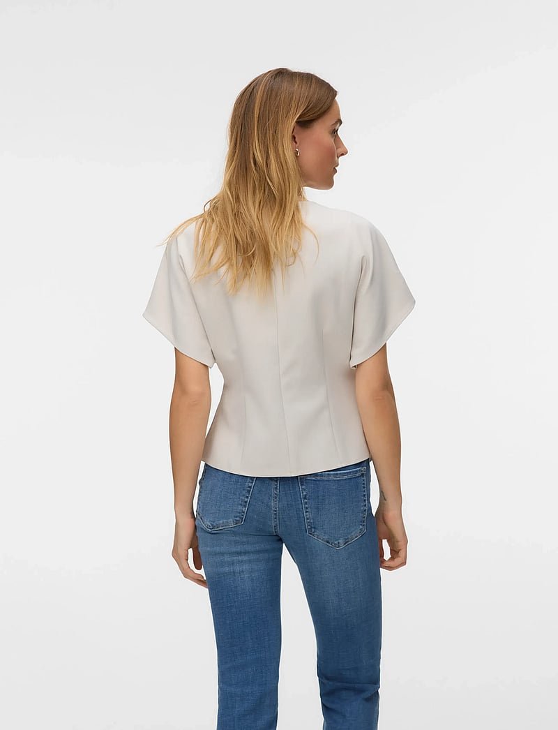 Vero Moda - VMSONJA SS V-NECK TOP WVN EXP - kurzämlige blusen - pumice stone - 3