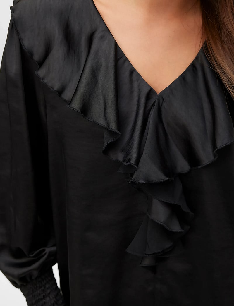 Vero Moda - AWBEA LS V-NECK FRILL BLOUSE - langärmlige blusen - black - 4
