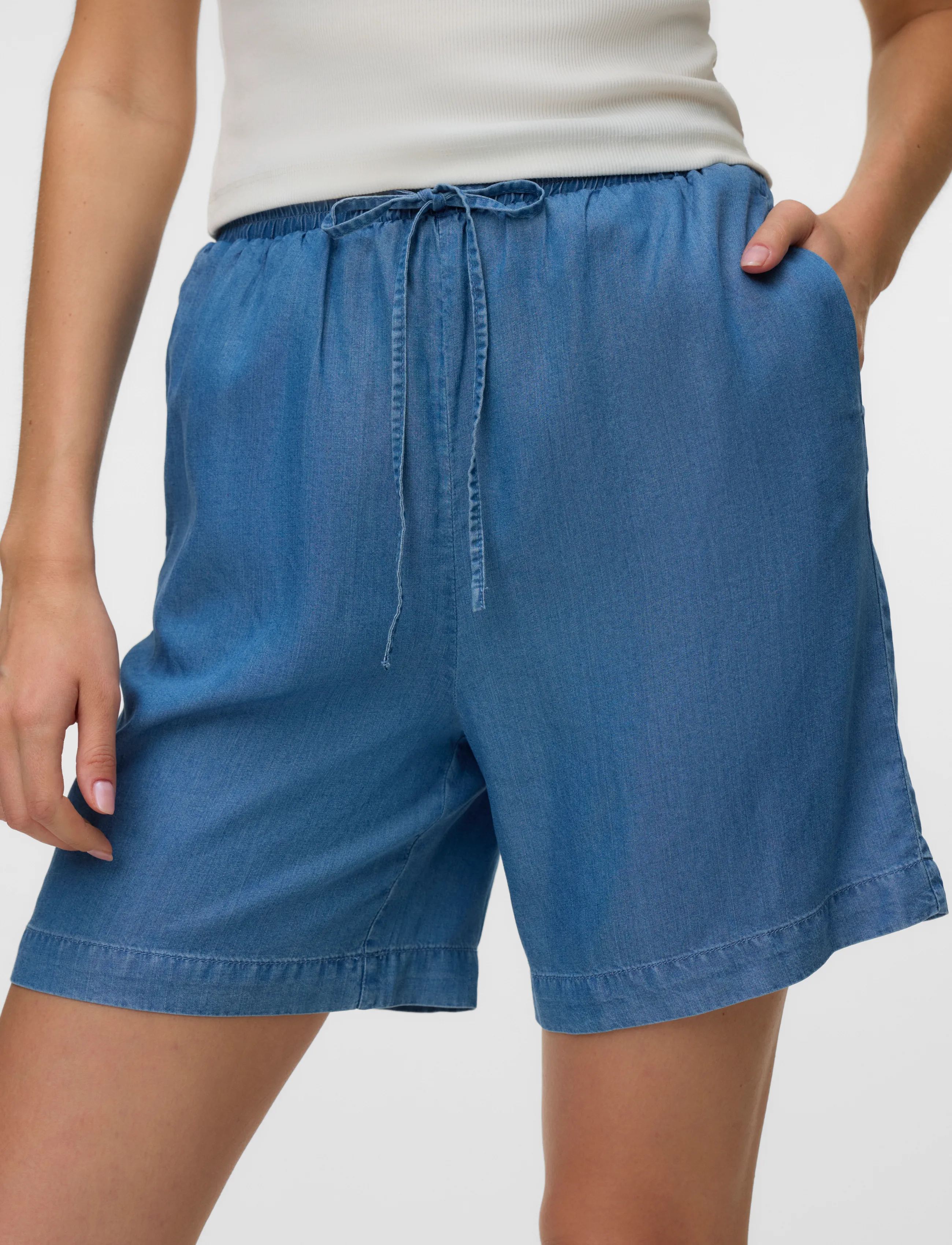 Vero Moda - VMBREE HR LOOSE BERMUDA TENCEL SHORTS - bermudashorts - medium blue denim - 4