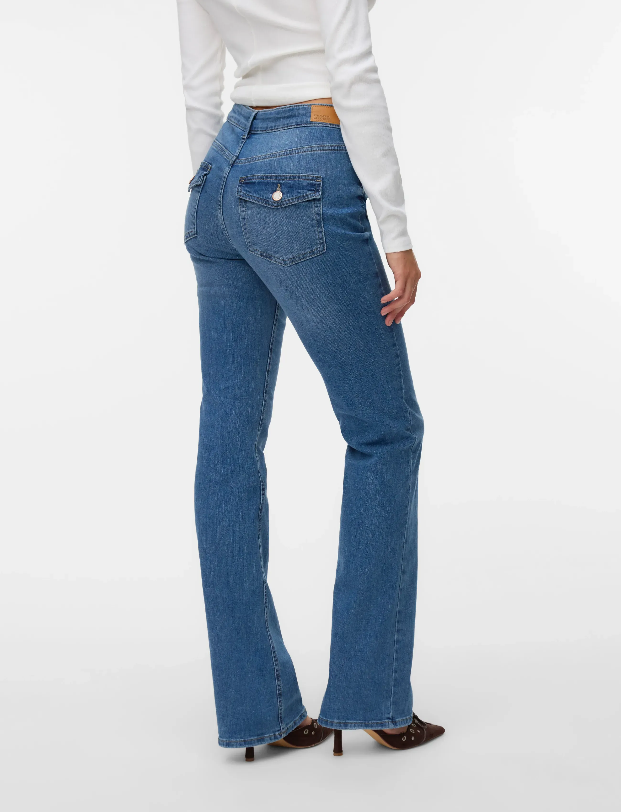 Vero Moda - VMFLASH MR FLARED POCKET RA3042 GA NOOS - Útvíðar gallabuxur - medium blue denim - 2