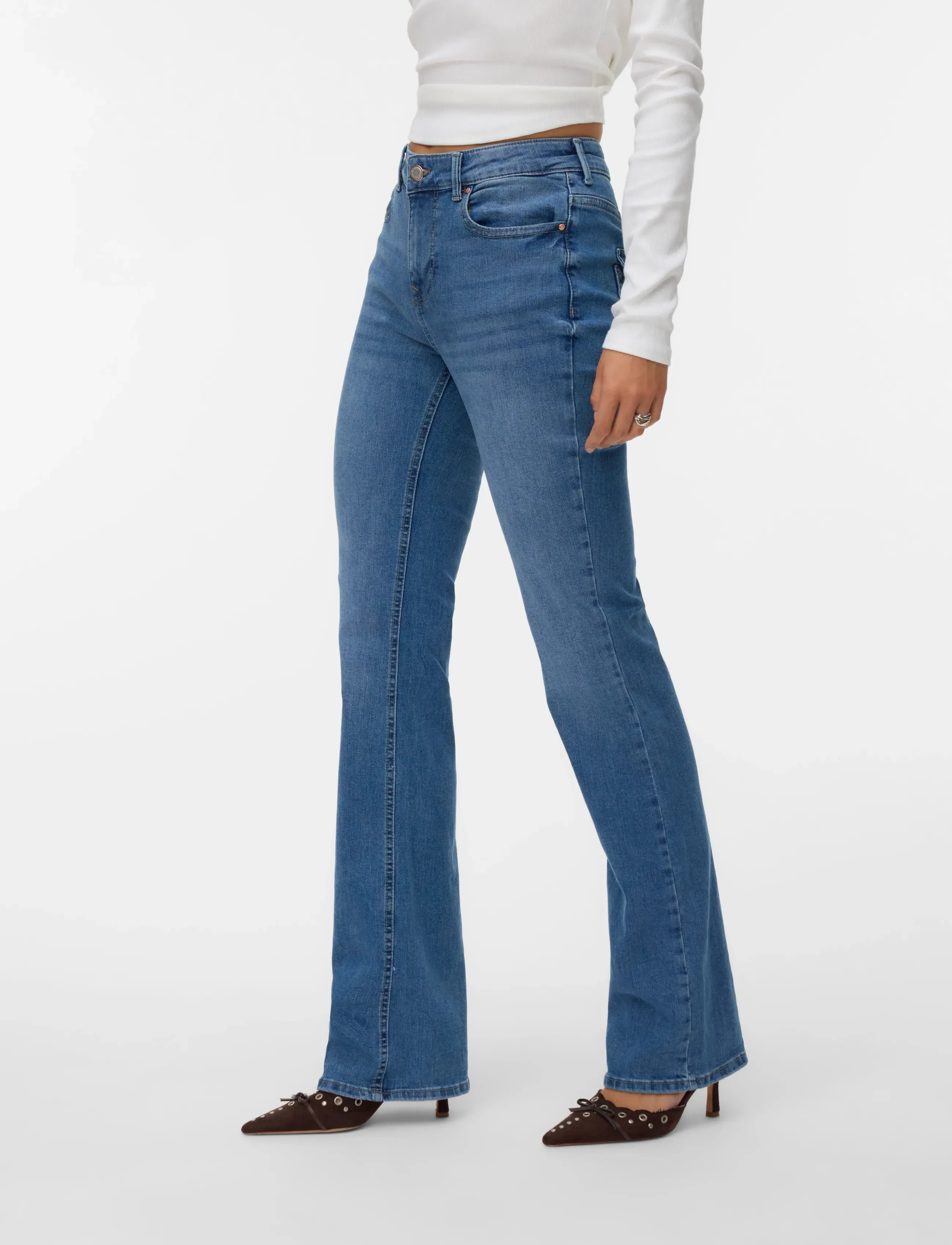 Vero Moda - VMFLASH MR FLARED POCKET RA3042 GA NOOS - Útvíðar gallabuxur - medium blue denim - 4