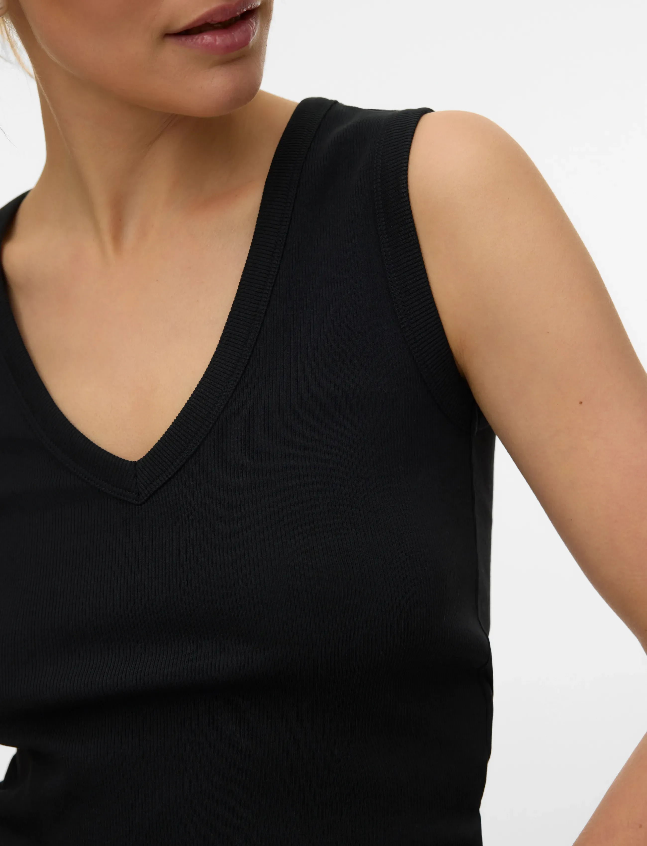 Vero Moda - VMCHLOE SL DEEP V-NECK TOP JRS NOOS - sleeveless tops - black - 4