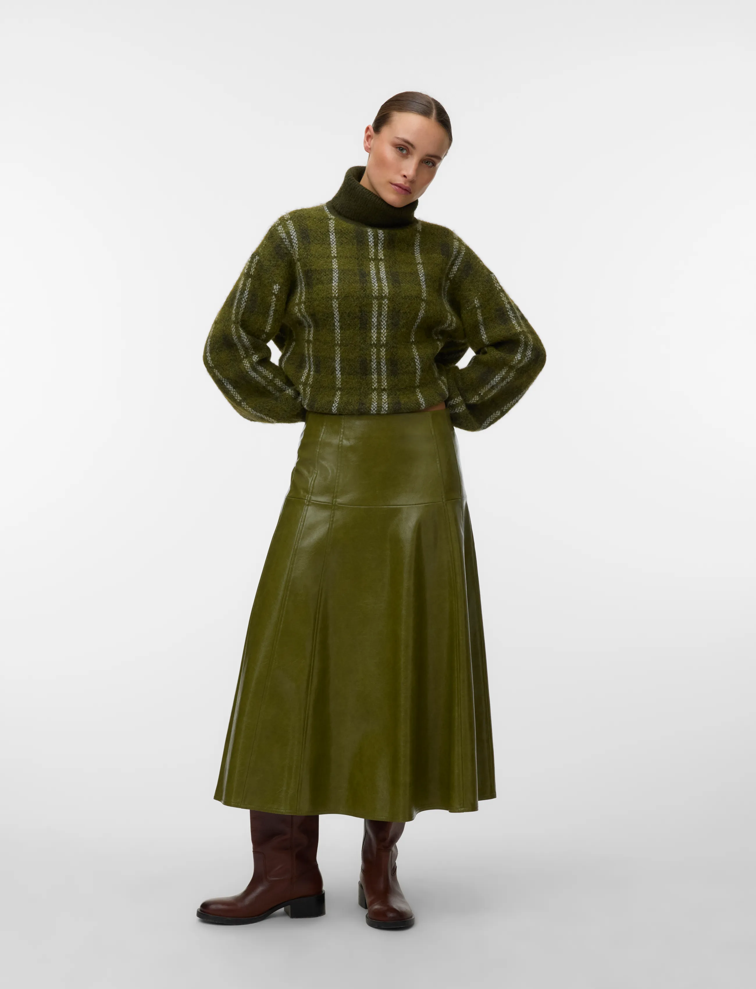 Vero Moda VMDASH HW COATED 7-8 SKIRT - Skirts - SPHAGNUM / khaki/green