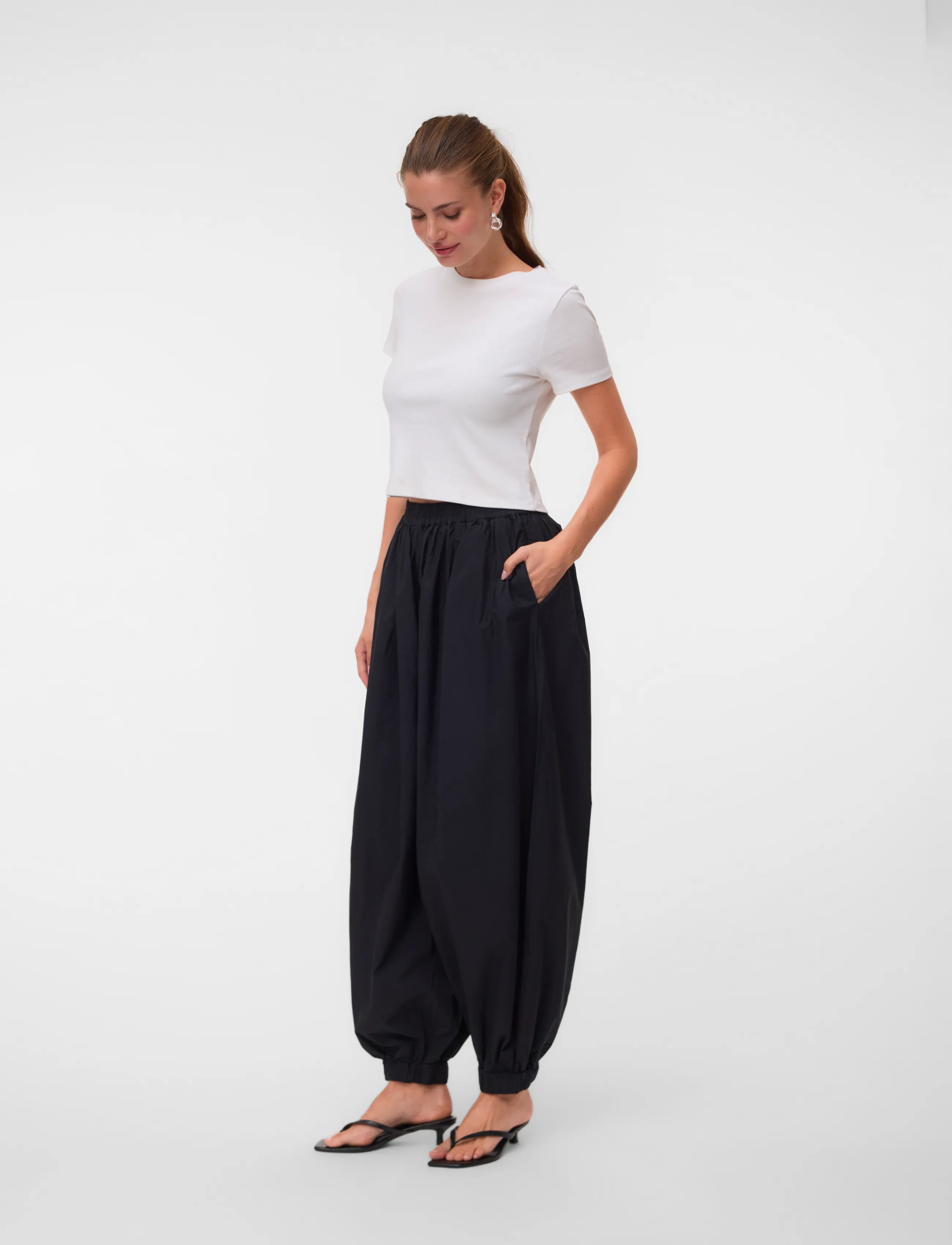 Vero Moda AWCANELLA BALLOON PANT - Hosen mit geradem Bein - BLACK / black