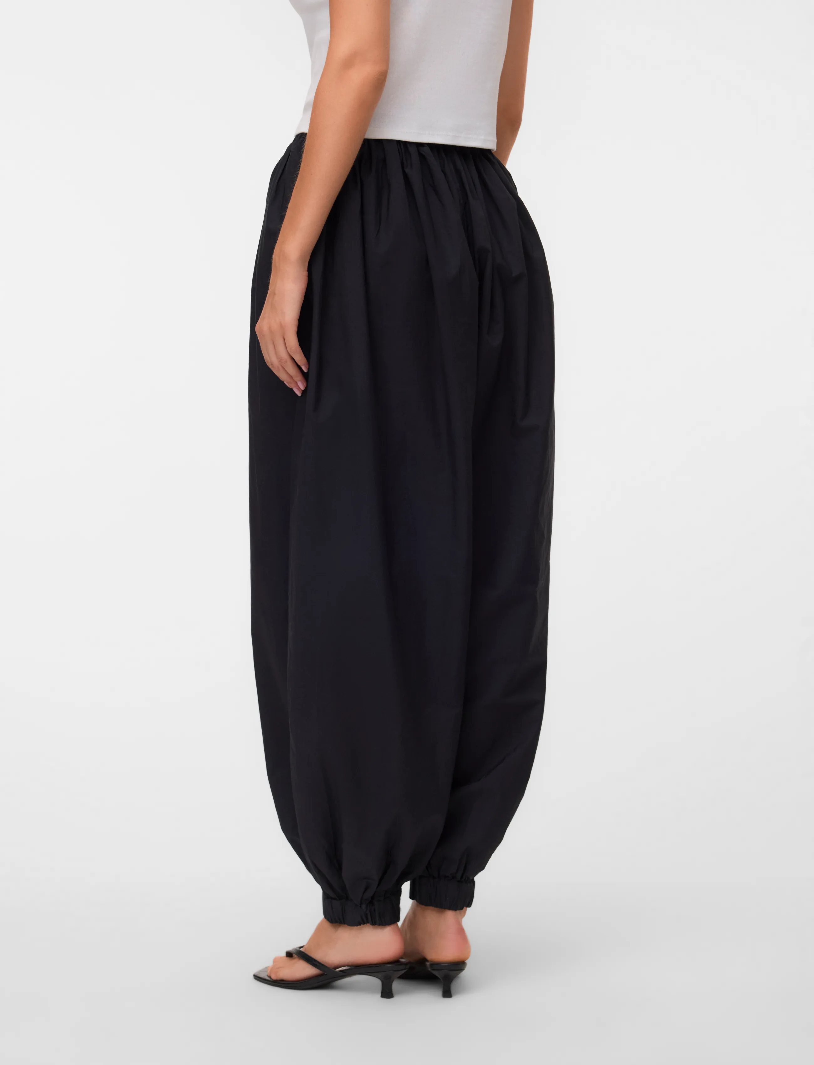 Vero Moda - AWCANELLA BALLOON PANT - spodnie barrel - black - 2