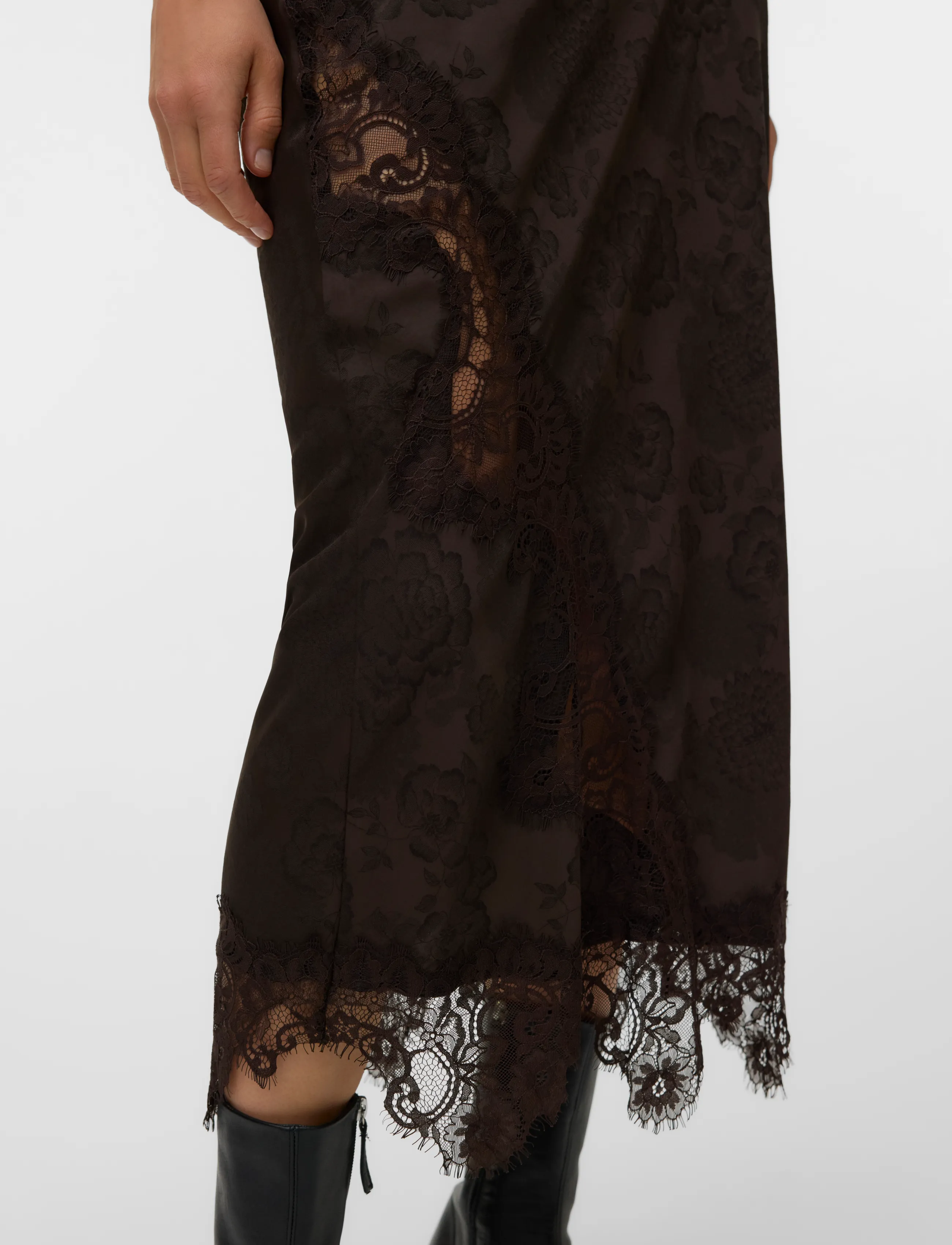 Vero Moda - VMKIRA LACE MW 7/8 SKIRT WVN PA - midi-röcke - chocolate torte - 4