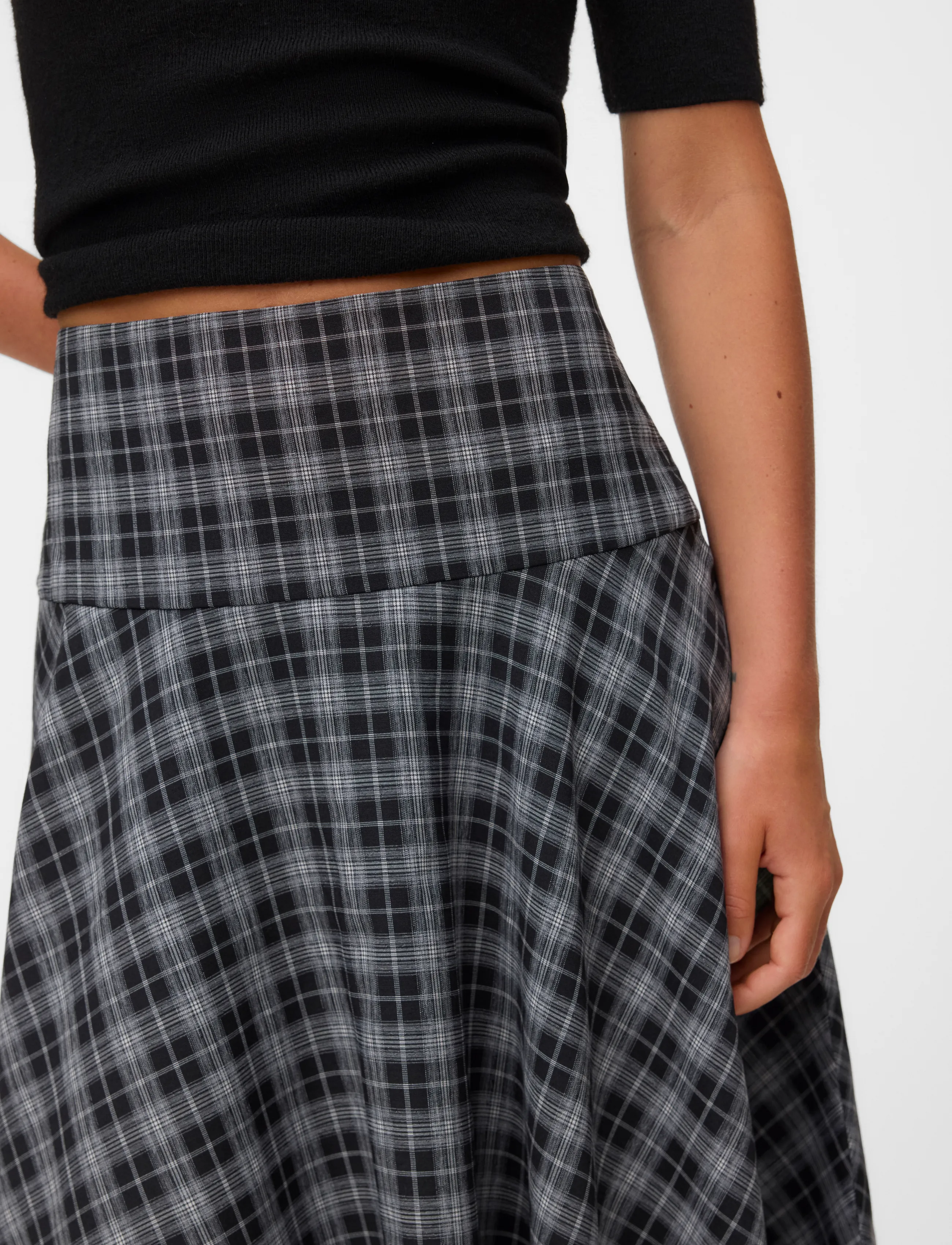 Vero Moda - VMLUCKY ASSYMETRIC SKIRT WVN RET - midi-röcke - black - 4
