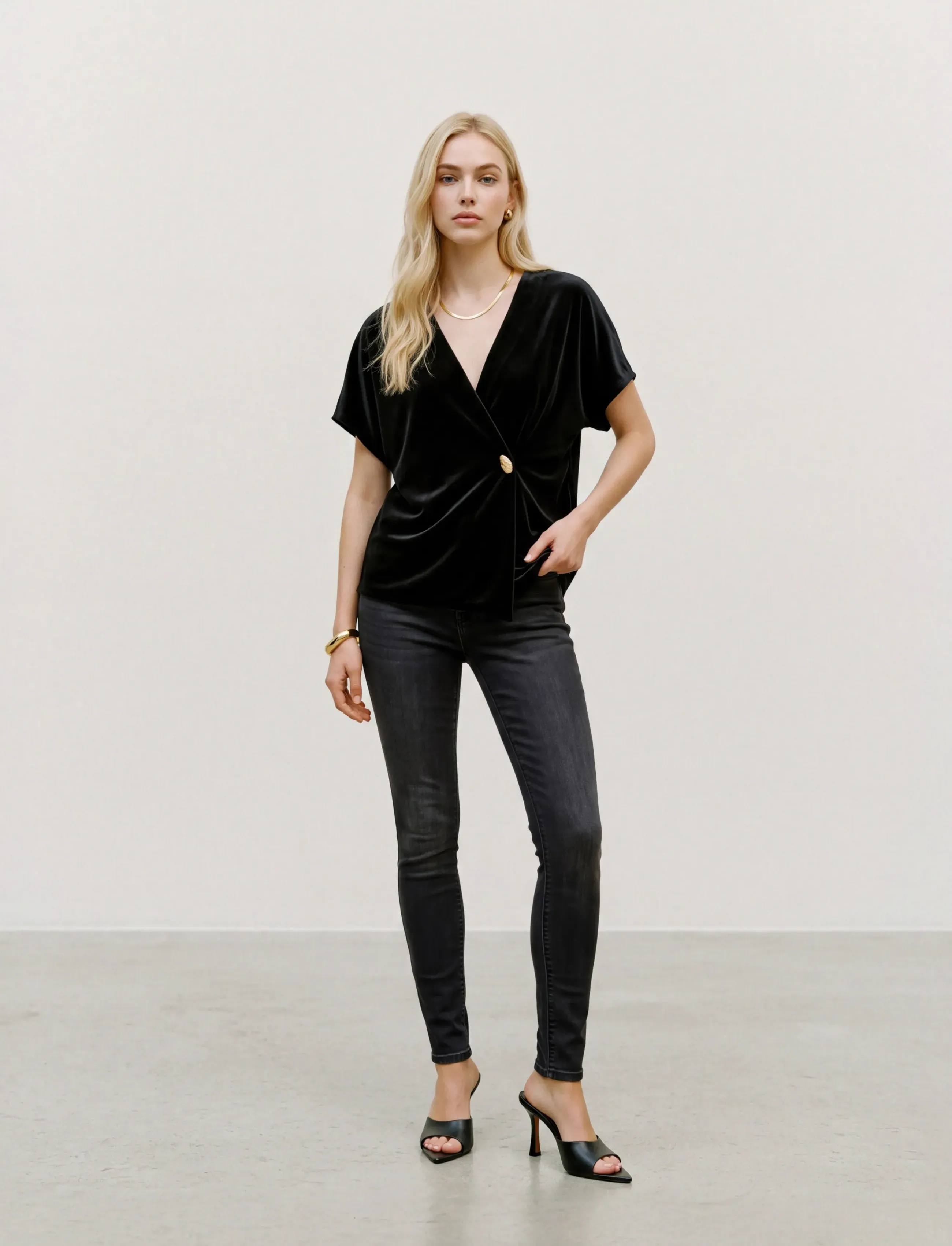 Vero Moda - VMSONJA VELVET SS V-NECK TOP JRS EXP - kortærmede bluser - black - 0