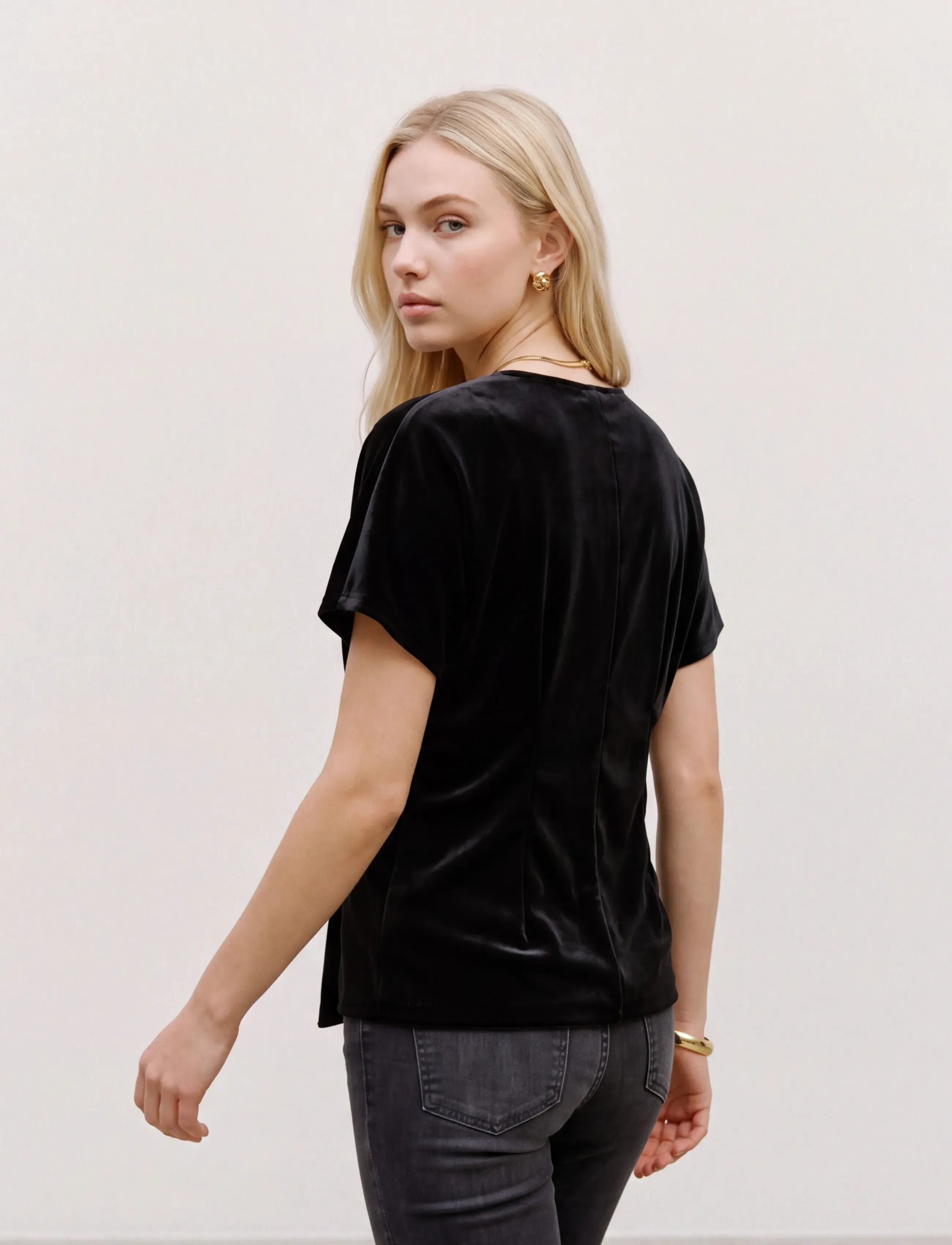Vero Moda - VMSONJA VELVET SS V-NECK TOP JRS EXP - kortærmede bluser - black - 2