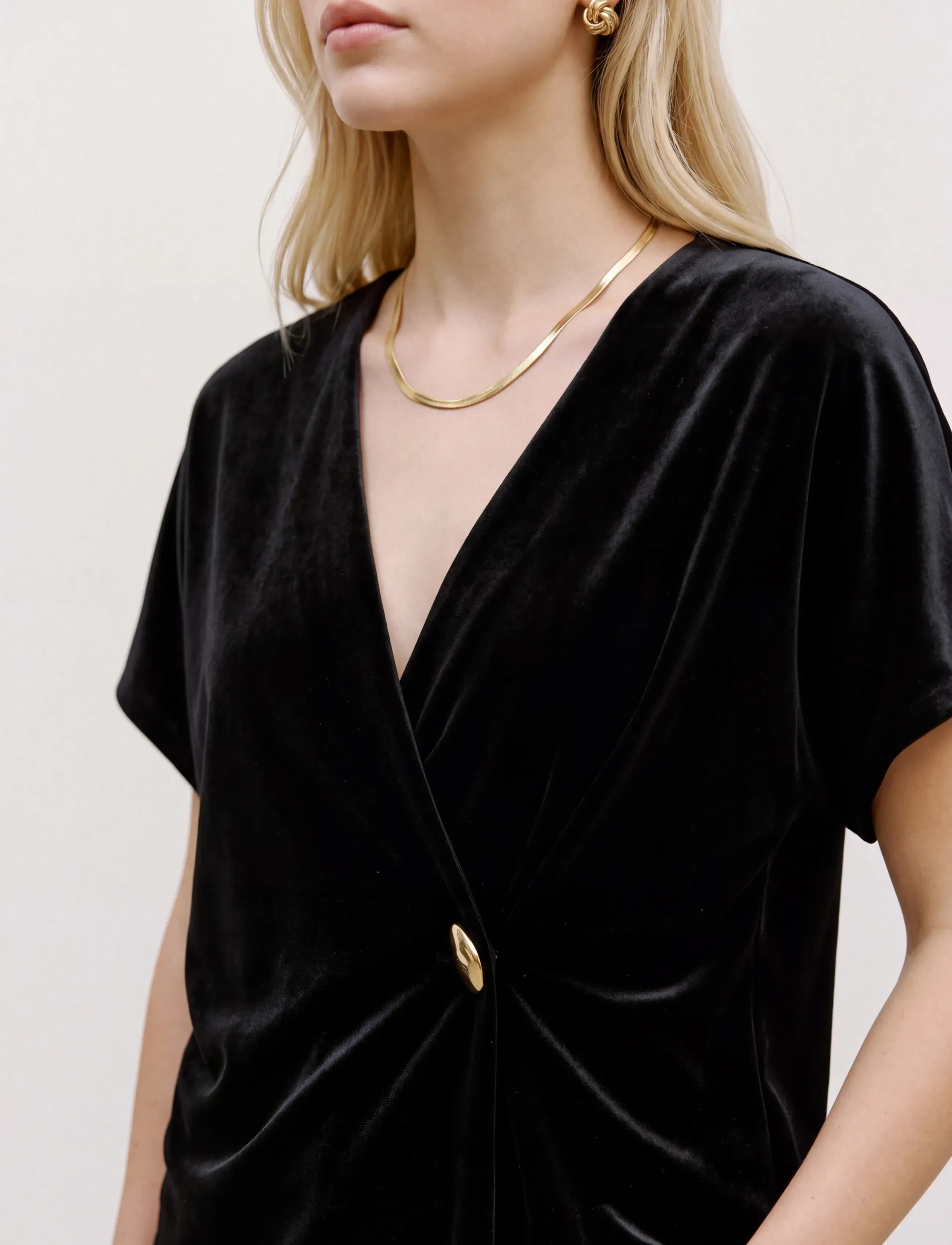 Vero Moda - VMSONJA VELVET SS V-NECK TOP JRS EXP - kortærmede bluser - black - 4