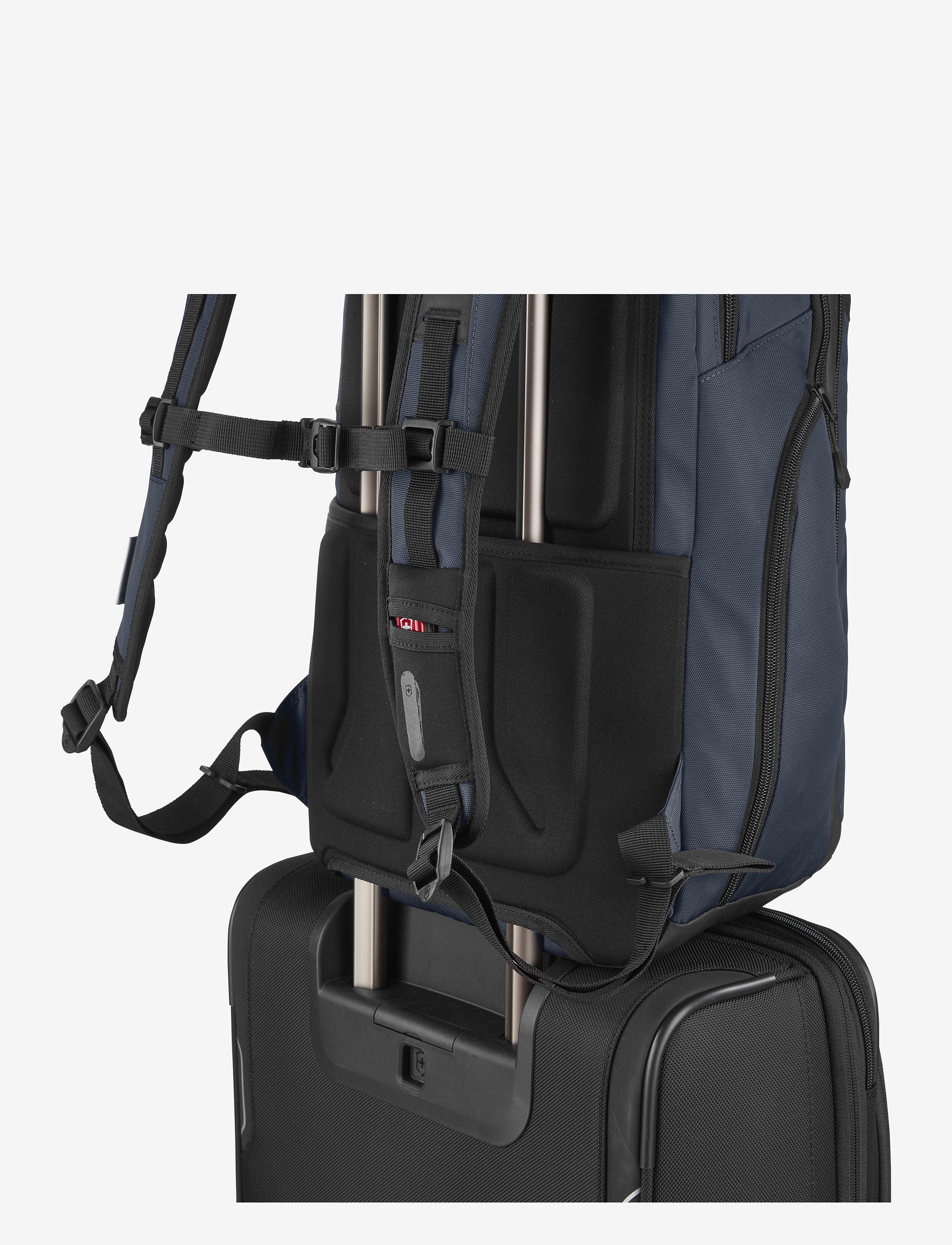 altmont original vertical-zip laptop backpack Victorinox Vertical Zip Interior organization includes a large zippered mesh pocket Victorinox Altmont Original Vertical-Zip Laptop