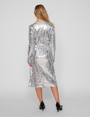 Vila - VIJULIANA L/S WRAP MIDI SEQUINS DRESS/KA - kleitas ar vizuļiem - silver colour - 3