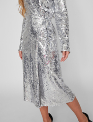 Vila - VIJULIANA L/S WRAP MIDI SEQUINS DRESS/KA - kleitas ar vizuļiem - silver colour - 6