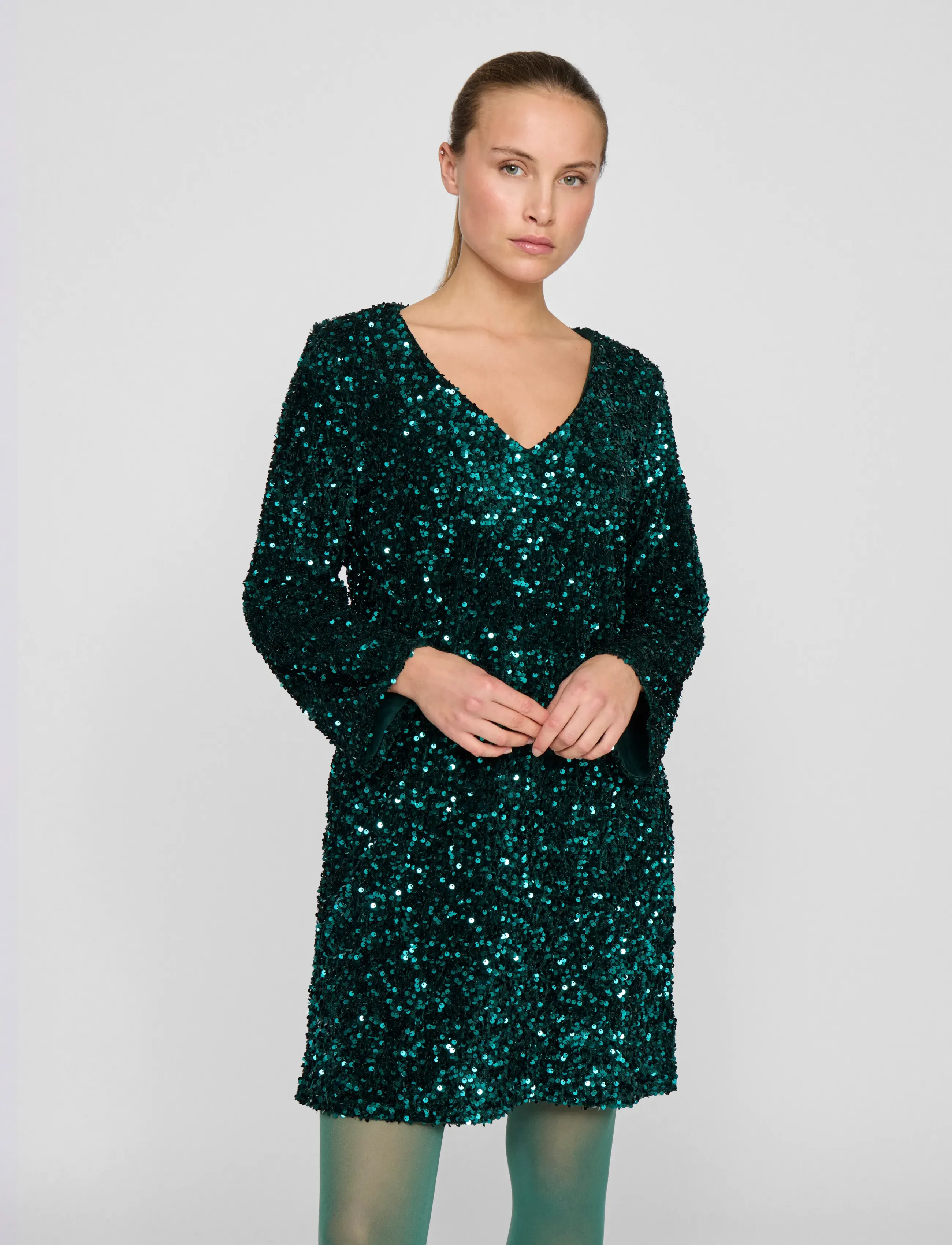 Vila VIFAITH V-NECK L/S SEQUIN DRESS/VOL - Korte jurken - PINENEEDLE / green