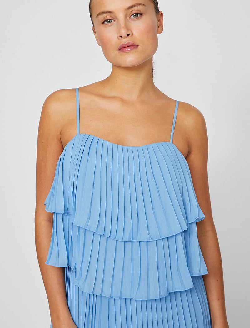 Vila - VICHIFFAN SINGLET PLEAT DRESS - NOOS/DC - aftonklänningar - blissful blue - 5