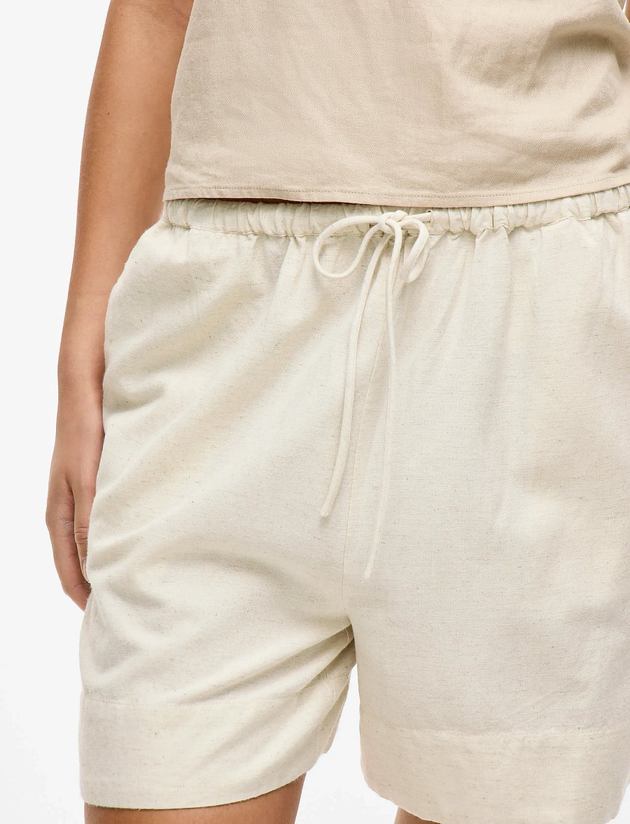 Vila - VIPRISILLA RW SHORTS - freizeitshorts - super light natural melan - 4