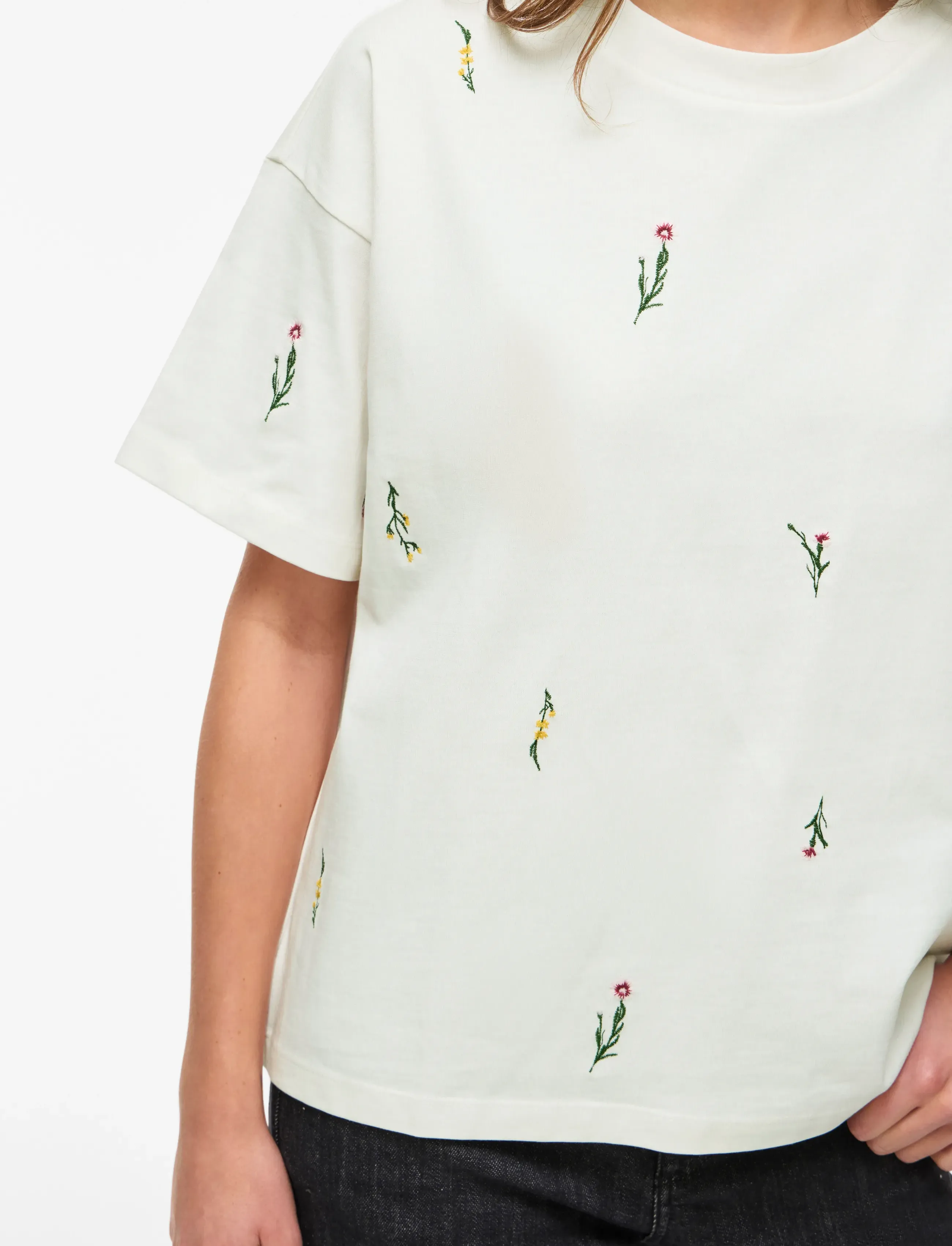 Vila - VIMONIE FLORAL EMB S/S O-NECK/R - t-särgid - snow white - 5