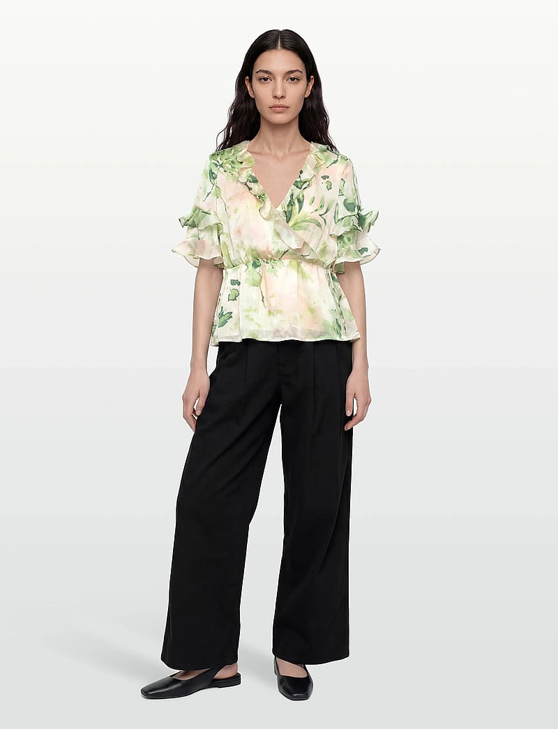 Vila - VIMOLINA 2/4 FLOUNCE WRAP TOP/DC - kurzämlige blusen - birch - 0