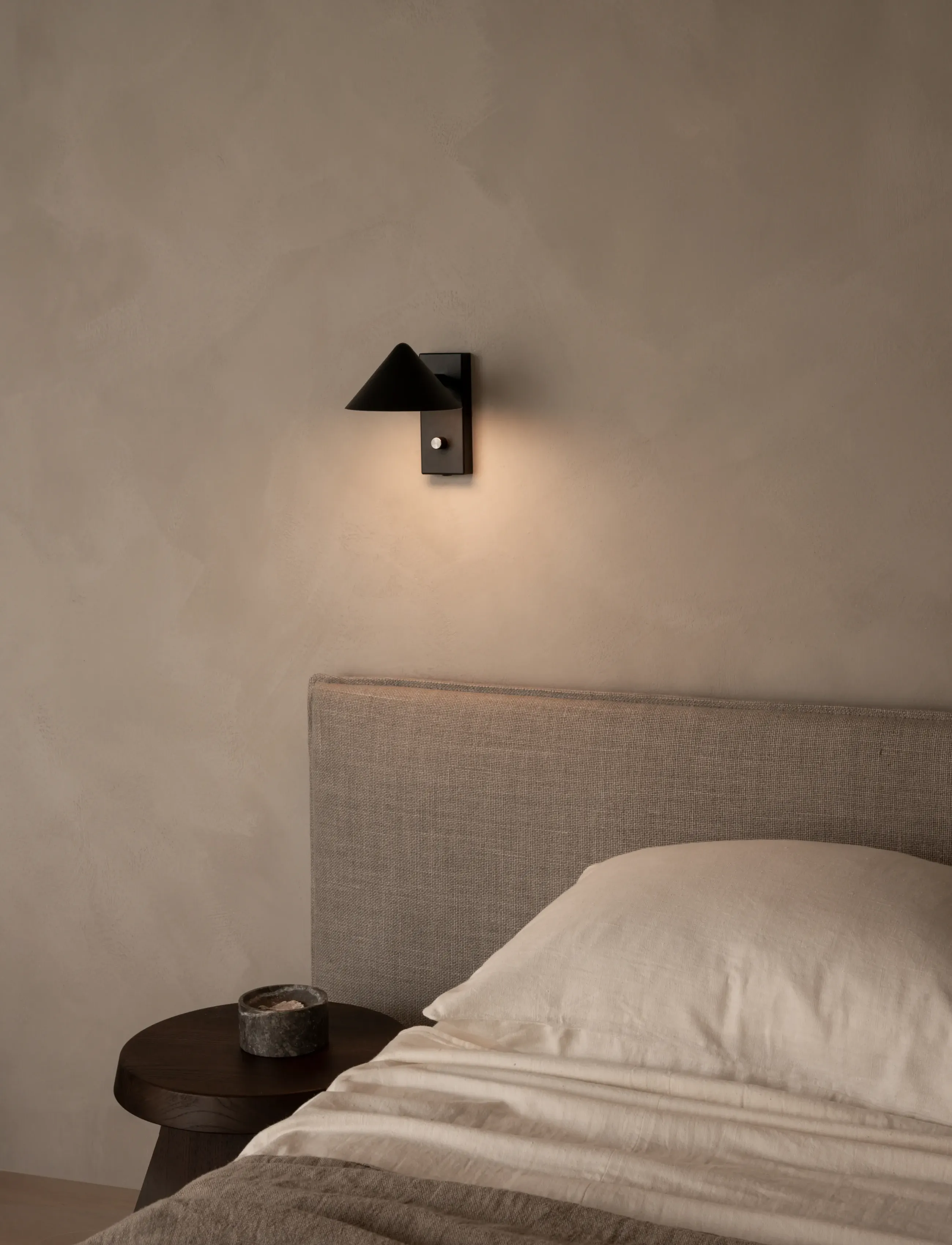 Watt & Veke Kuro Read, H16 cm, Lamps, Schwarz - Wall Homeware