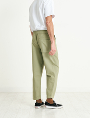Wax London - KURT TROUSER ORGANIC COTTON TWILL - casual trousers - sage - 5