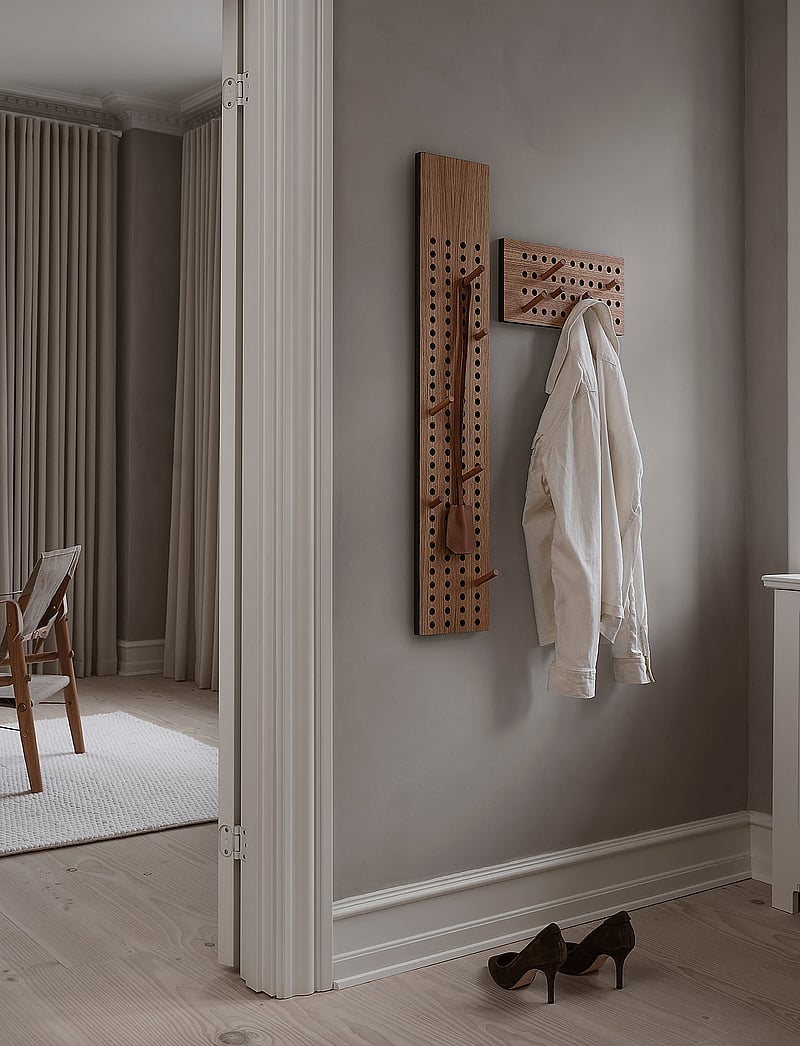 We Do Wood - Scoreboard Large, Vertical - osta hinna alusel - fsc oak veneer, dots with upcycled plastic - 2