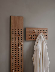 We Do Wood - Scoreboard Large, Vertical - knagger & stativ - fsc oak veneer, dots with upcycled plastic - 3