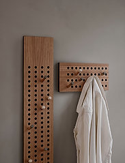 We Do Wood - Scoreboard Small, Horizontal - mēteļu pakarināmie - fsc oak veneer, dots with upcycled plastic - 5
