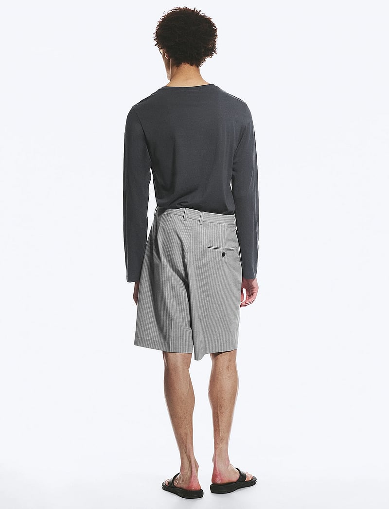 Weekday - Uno Loose Suit Shorts - chino lühikesed püksid - grey pinstripe - 4